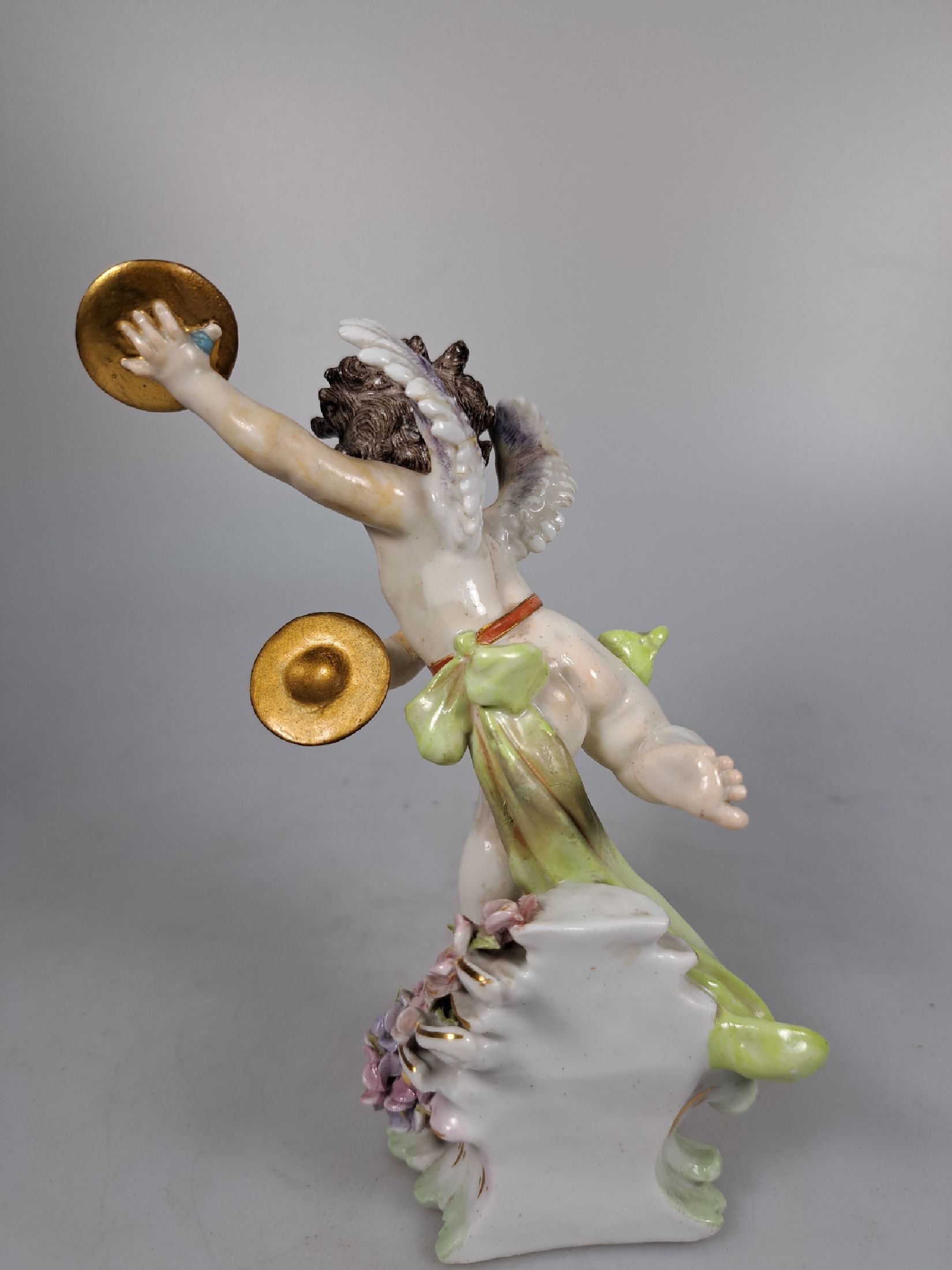 Detail c: Porzellanfigur, Meissen, um 1900, Entwurf Gustav Stellmacher 1897, musizierende Amorette, Amor mit Becken, polychrom bemalt, Goldstaffage, rest., H. ...