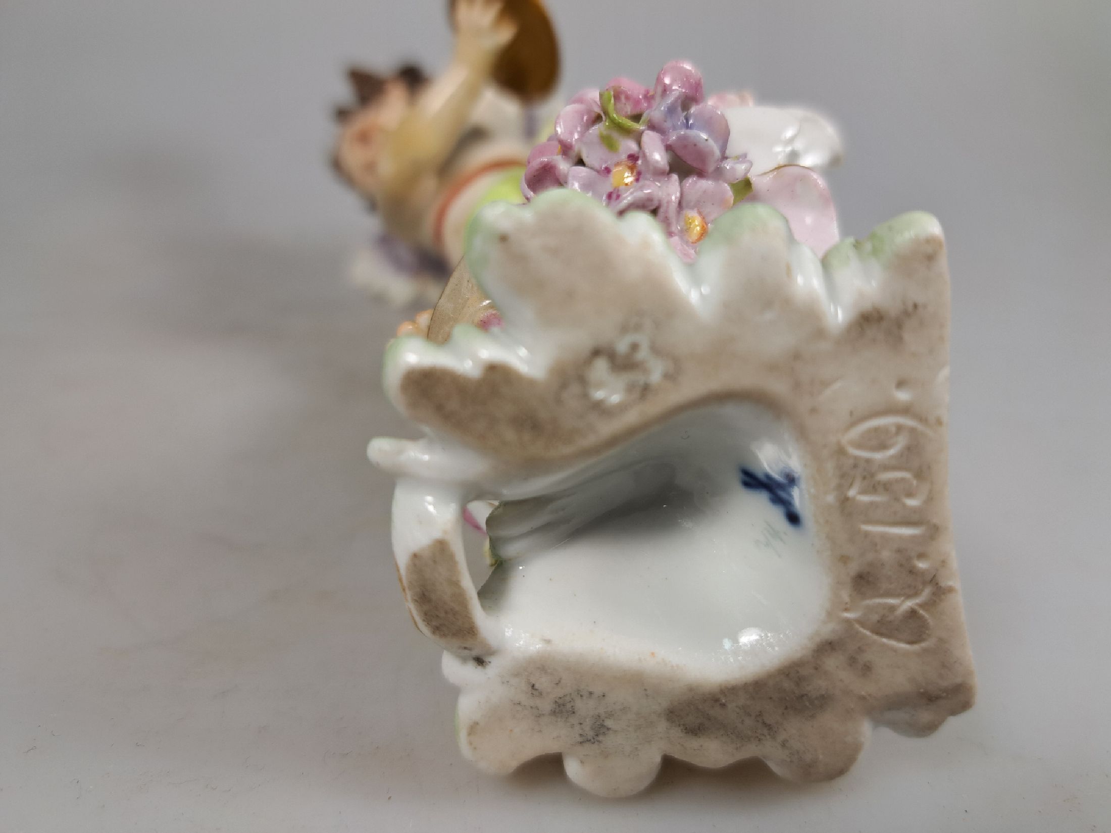 Detail d: Porzellanfigur, Meissen, um 1900, Entwurf Gustav Stellmacher 1897, musizierende Amorette, Amor mit Becken, polychrom bemalt, Goldstaffage, rest., H. ...