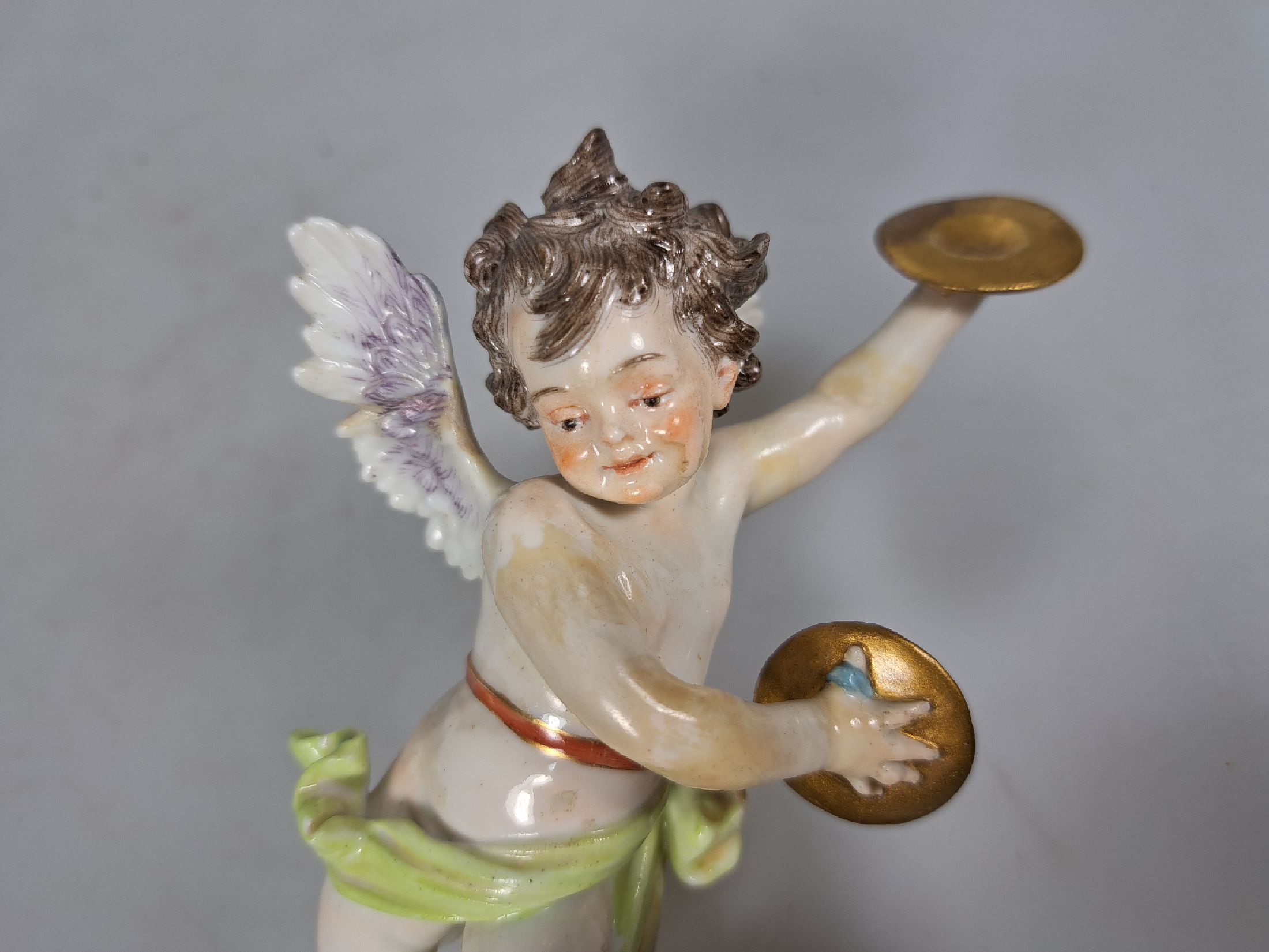 Detail e: Porzellanfigur, Meissen, um 1900, Entwurf Gustav Stellmacher 1897, musizierende Amorette, Amor mit Becken, polychrom bemalt, Goldstaffage, rest., H. ...