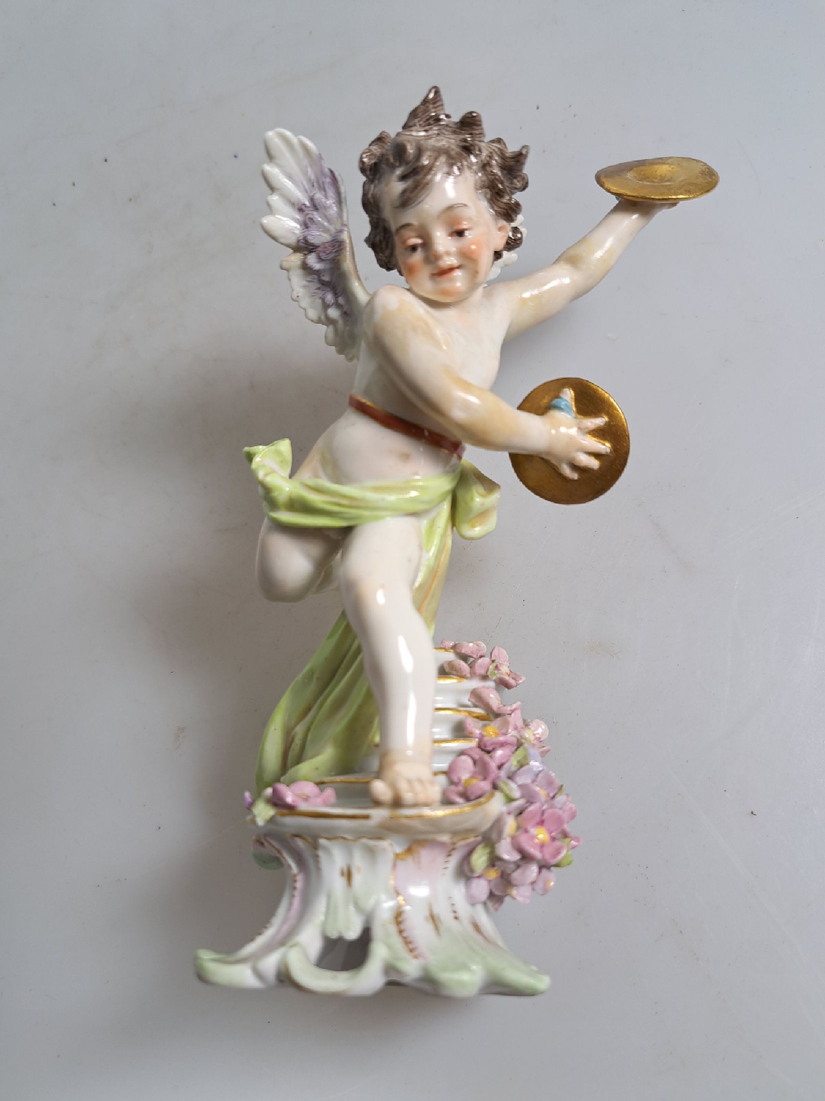 Detail f: Porzellanfigur, Meissen, um 1900, Entwurf Gustav Stellmacher 1897, musizierende Amorette, Amor mit Becken, polychrom bemalt, Goldstaffage, rest., H. ...