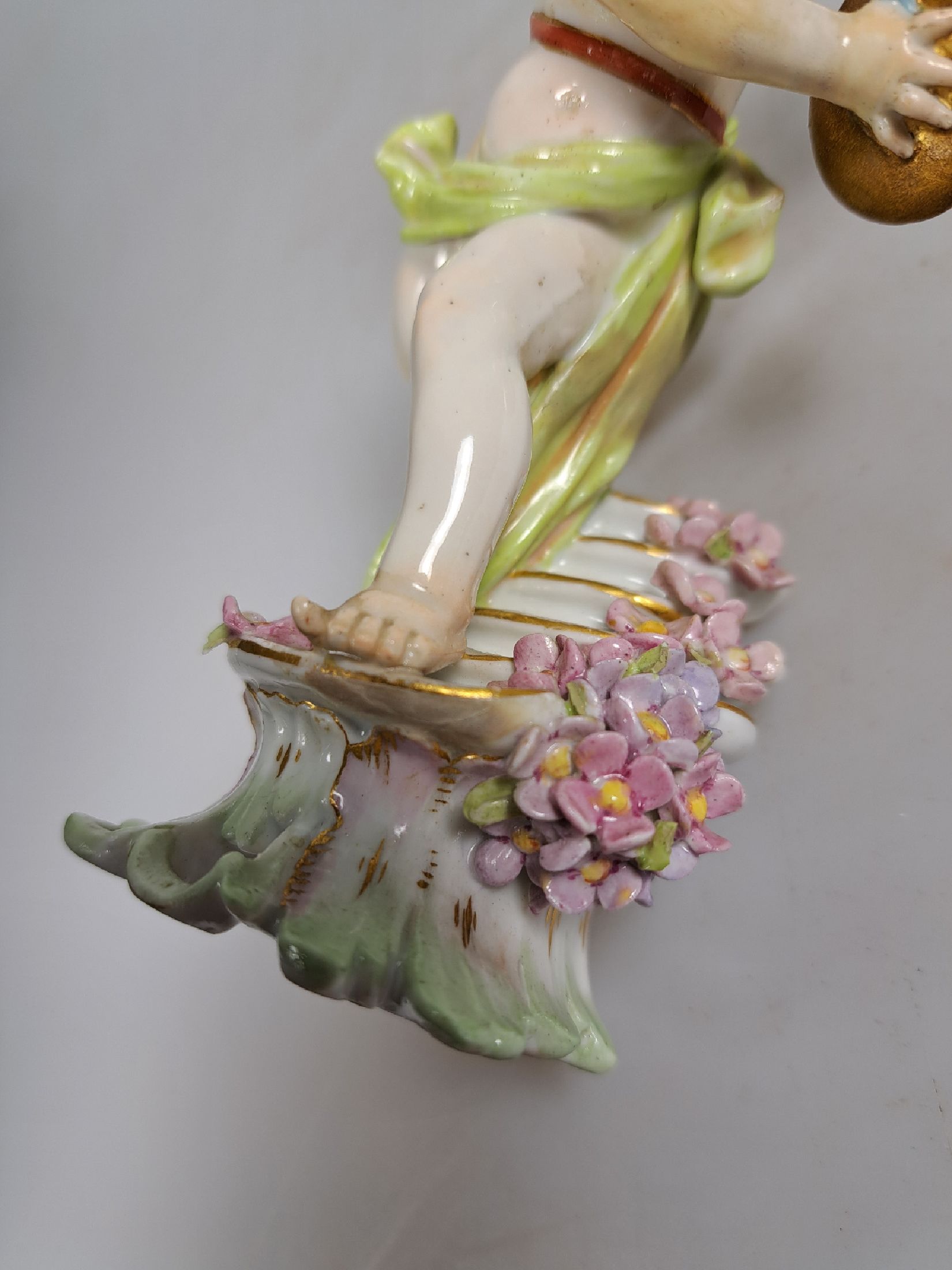 Detail g: Porzellanfigur, Meissen, um 1900, Entwurf Gustav Stellmacher 1897, musizierende Amorette, Amor mit Becken, polychrom bemalt, Goldstaffage, rest., H. ...