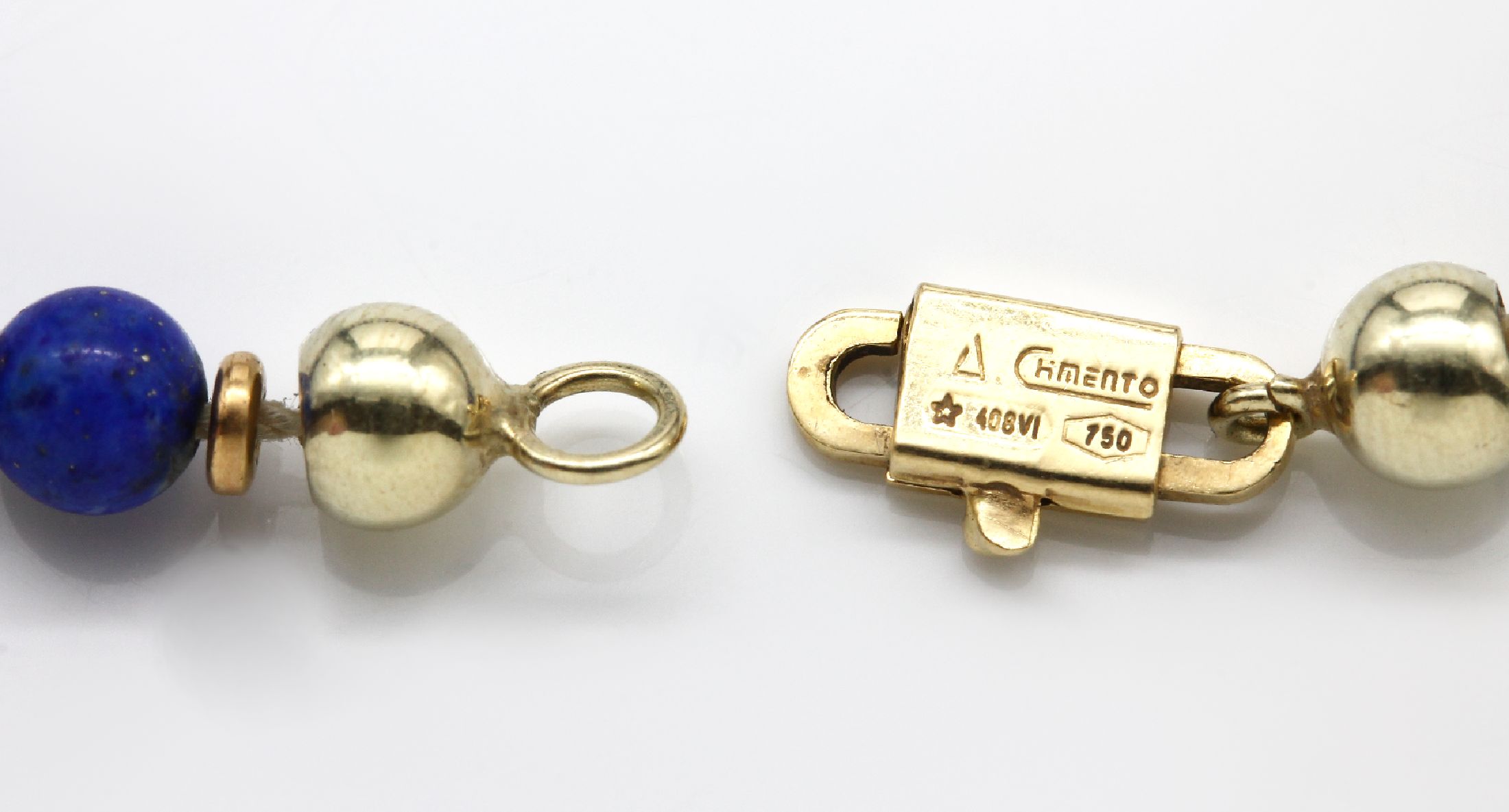 Detail b: CHIMENTO Lapislazuli-Collier, GG 750/000, Lapislazulikugel D. ca. 5 mm, Zwischenglieder GG im Wechsel, L. ca. 39 cm, Karabinerschließe