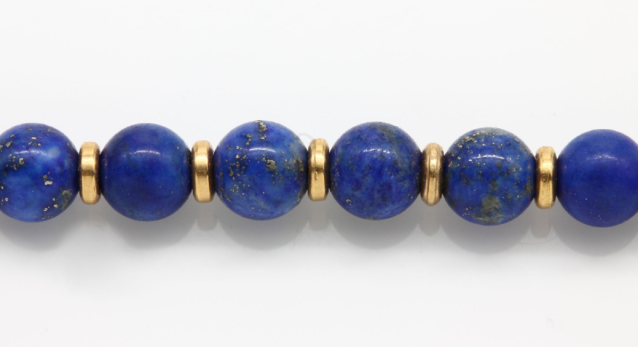 Detail c: CHIMENTO Lapislazuli-Collier, GG 750/000, Lapislazulikugel D. ca. 5 mm, Zwischenglieder GG im Wechsel, L. ca. 39 cm, Karabinerschließe