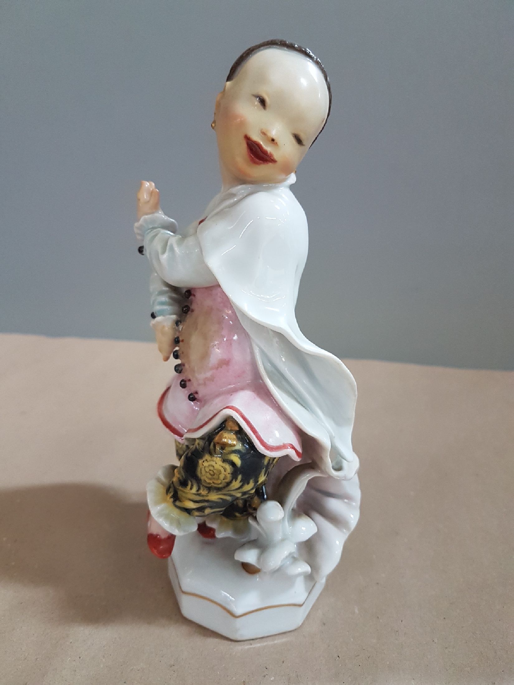 Detail a: Porzellanfigur, Entwurf Paul Scheurich, Meissen, um 1924-33, Entwurf um 1926, tanzender Chinesenknabe, polychrom bemalt, min. best., H. ca. 17.5 cm, ...