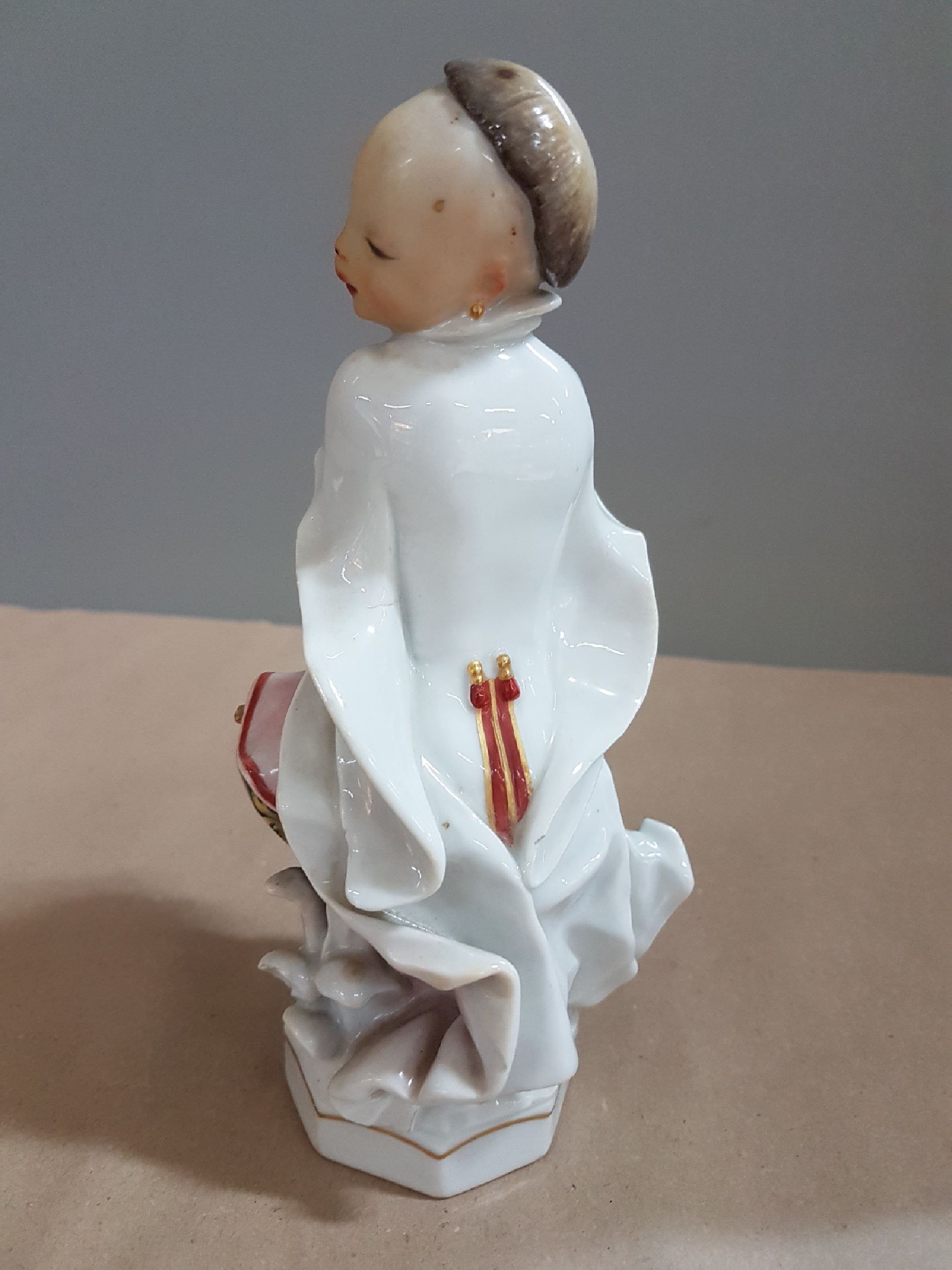 Detail b: Porzellanfigur, Entwurf Paul Scheurich, Meissen, um 1924-33, Entwurf um 1926, tanzender Chinesenknabe, polychrom bemalt, min. best., H. ca. 17.5 cm, ...