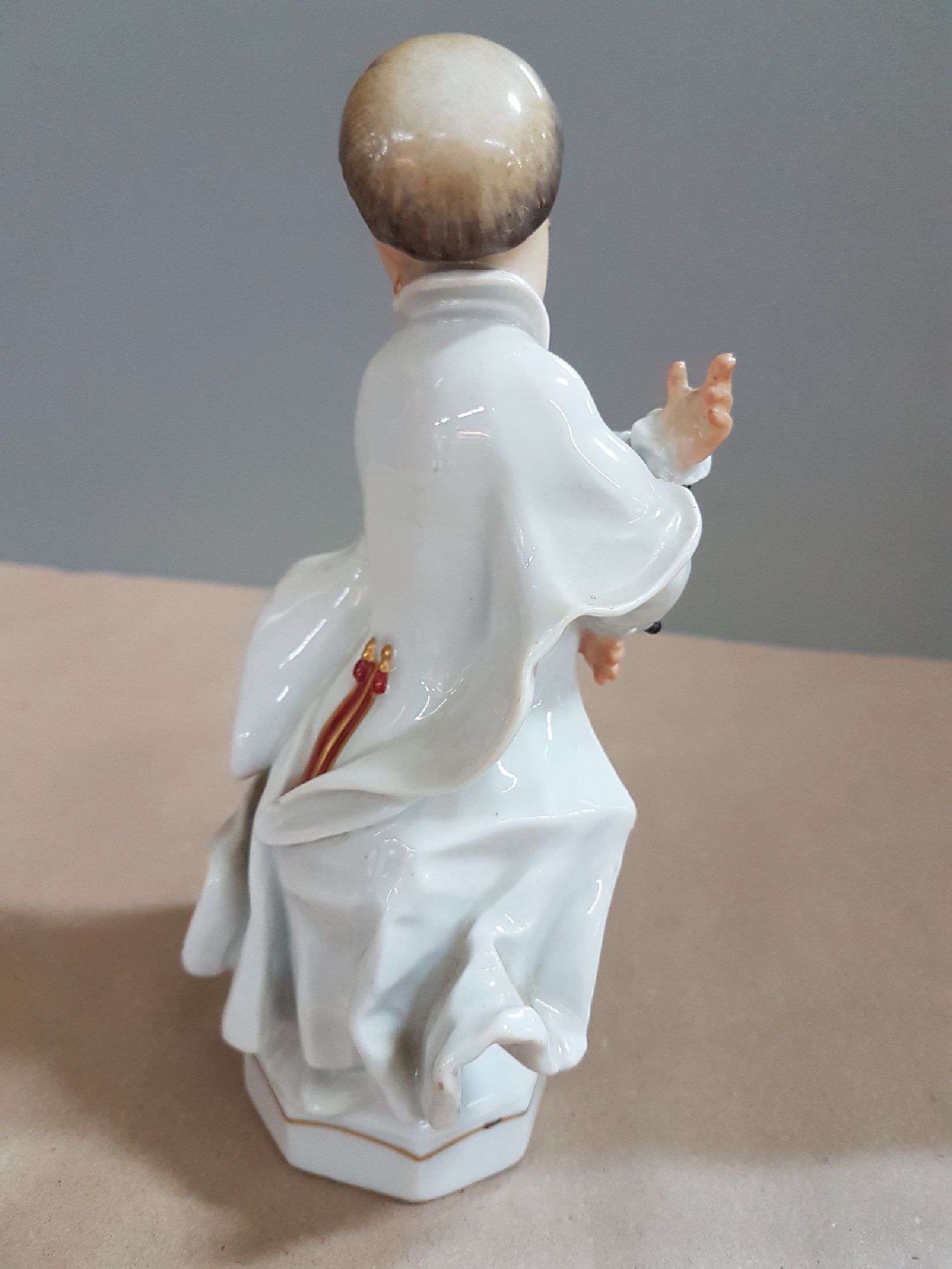 Detail c: Porzellanfigur, Entwurf Paul Scheurich, Meissen, um 1924-33, Entwurf um 1926, tanzender Chinesenknabe, polychrom bemalt, min. best., H. ca. 17.5 cm, ...