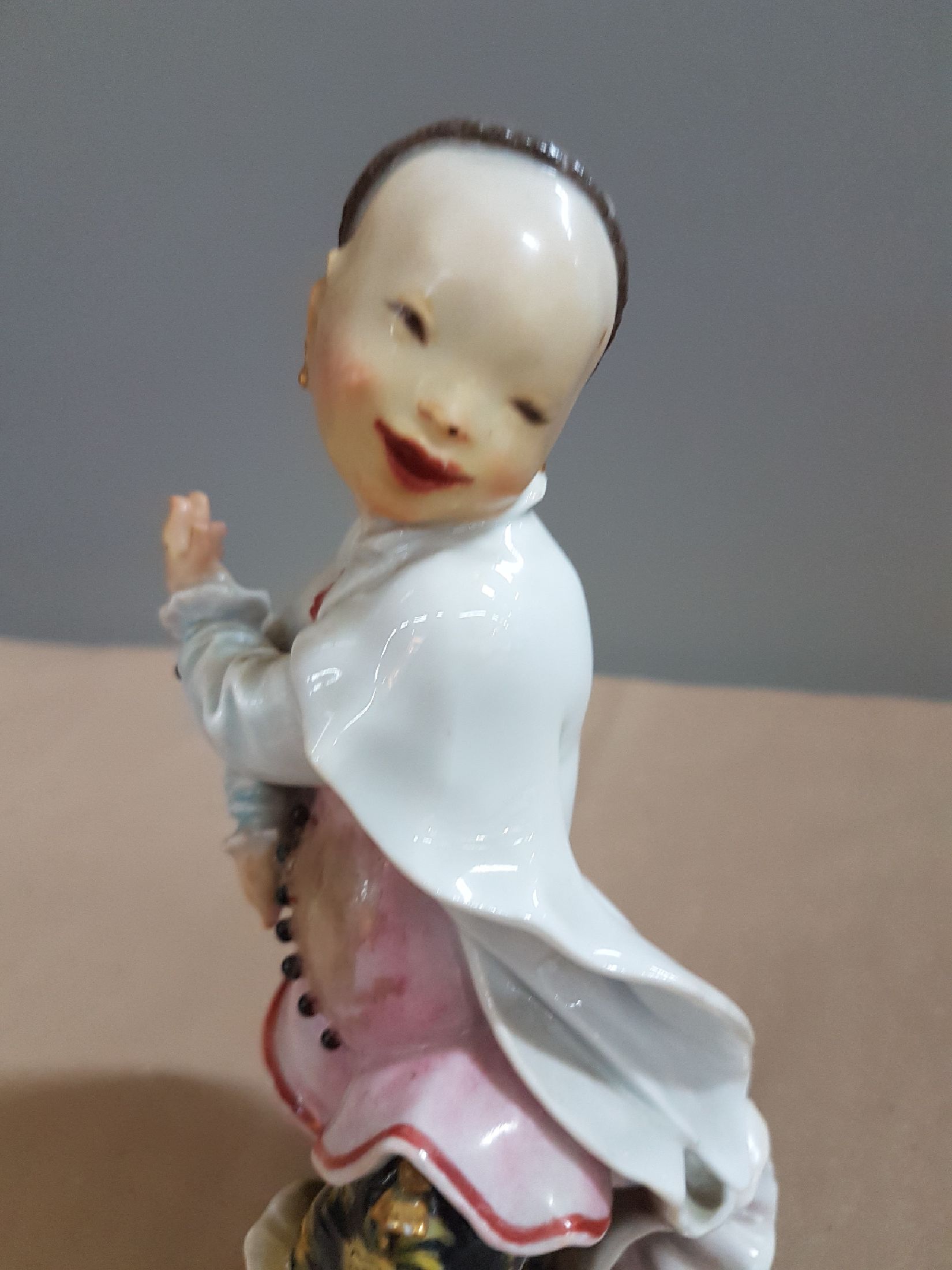 Detail d: Porzellanfigur, Entwurf Paul Scheurich, Meissen, um 1924-33, Entwurf um 1926, tanzender Chinesenknabe, polychrom bemalt, min. best., H. ca. 17.5 cm, ...