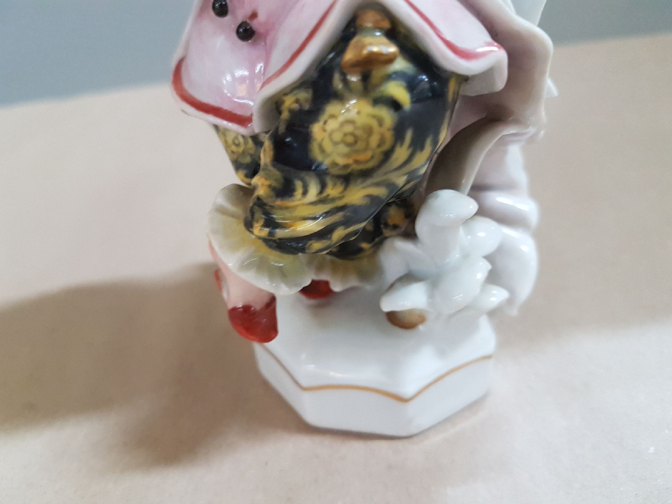 Detail e: Porzellanfigur, Entwurf Paul Scheurich, Meissen, um 1924-33, Entwurf um 1926, tanzender Chinesenknabe, polychrom bemalt, min. best., H. ca. 17.5 cm, ...