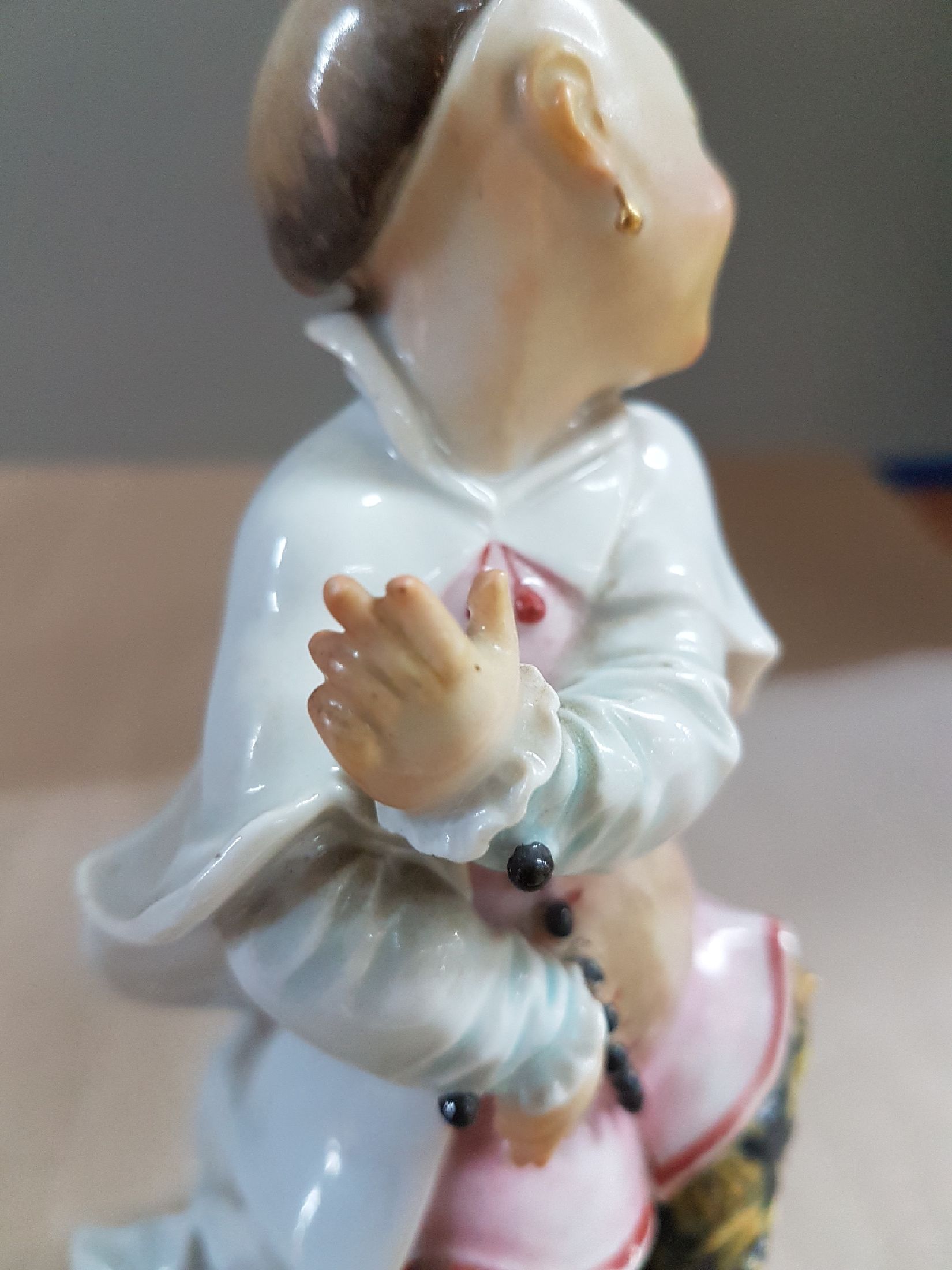 Detail h: Porzellanfigur, Entwurf Paul Scheurich, Meissen, um 1924-33, Entwurf um 1926, tanzender Chinesenknabe, polychrom bemalt, min. best., H. ca. 17.5 cm, ...