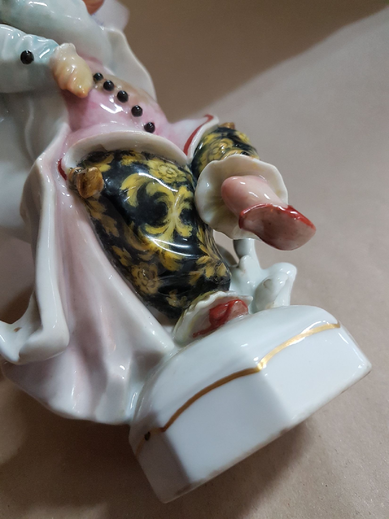 Detail i: Porzellanfigur, Entwurf Paul Scheurich, Meissen, um 1924-33, Entwurf um 1926, tanzender Chinesenknabe, polychrom bemalt, min. best., H. ca. 17.5 cm, ...