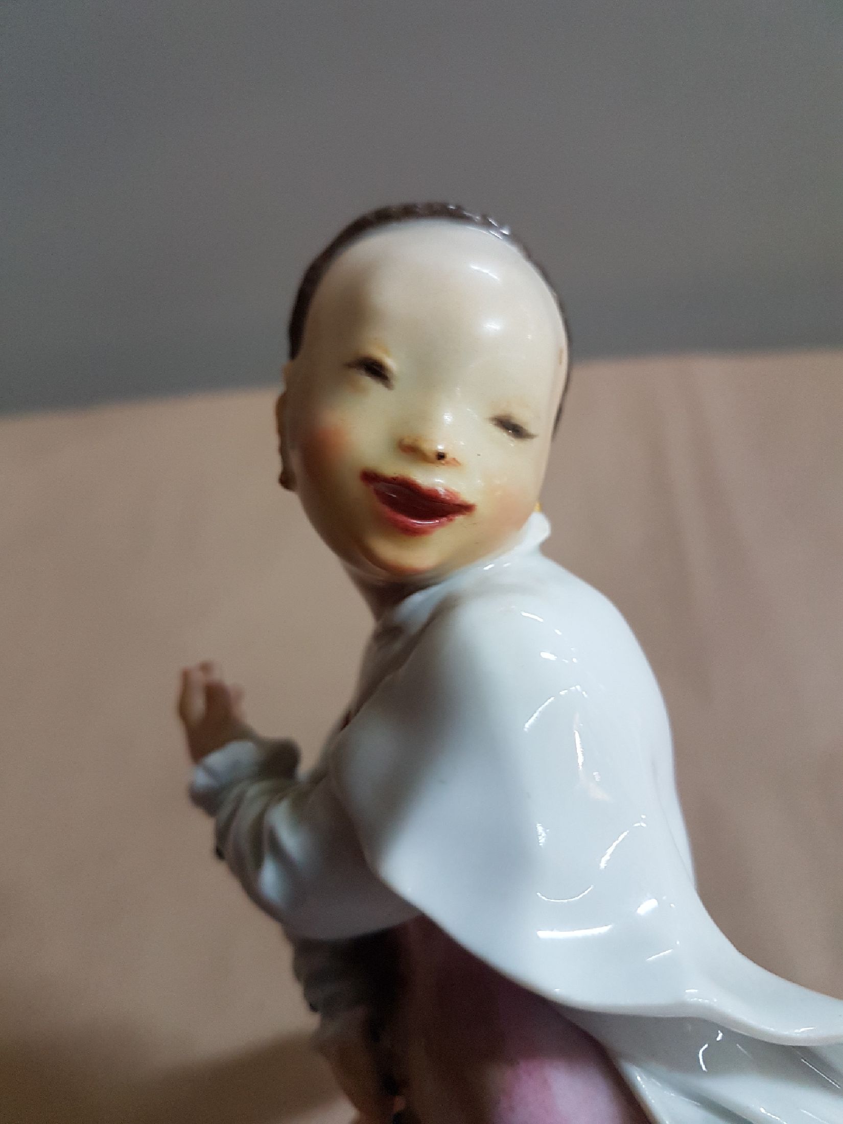 Detail k: Porzellanfigur, Entwurf Paul Scheurich, Meissen, um 1924-33, Entwurf um 1926, tanzender Chinesenknabe, polychrom bemalt, min. best., H. ca. 17.5 cm, ...