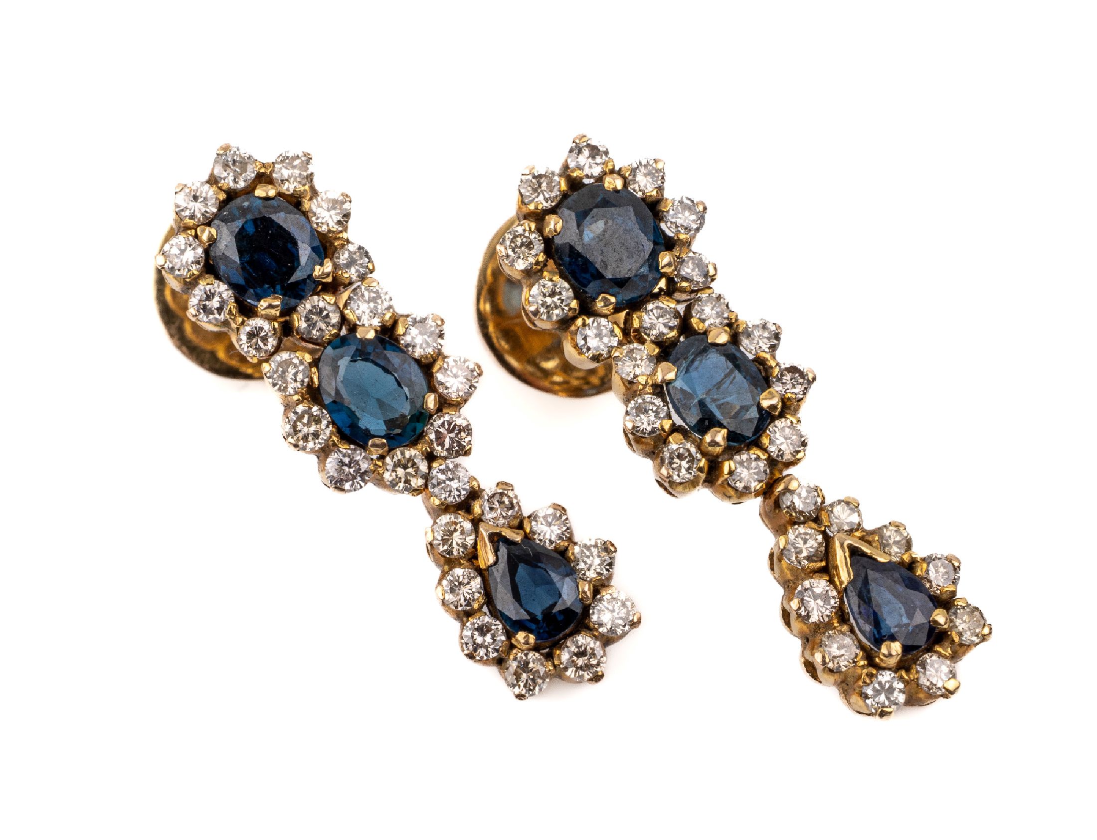 Paar 14 kt Gold Saphir-Diamant-Ohrstecker, GG 585/000 (gepr.), 4 ovalfacett. und 2 Saphirtropfen zus. ca. 3.20 ct, umgeben von insgesamt 54 ...