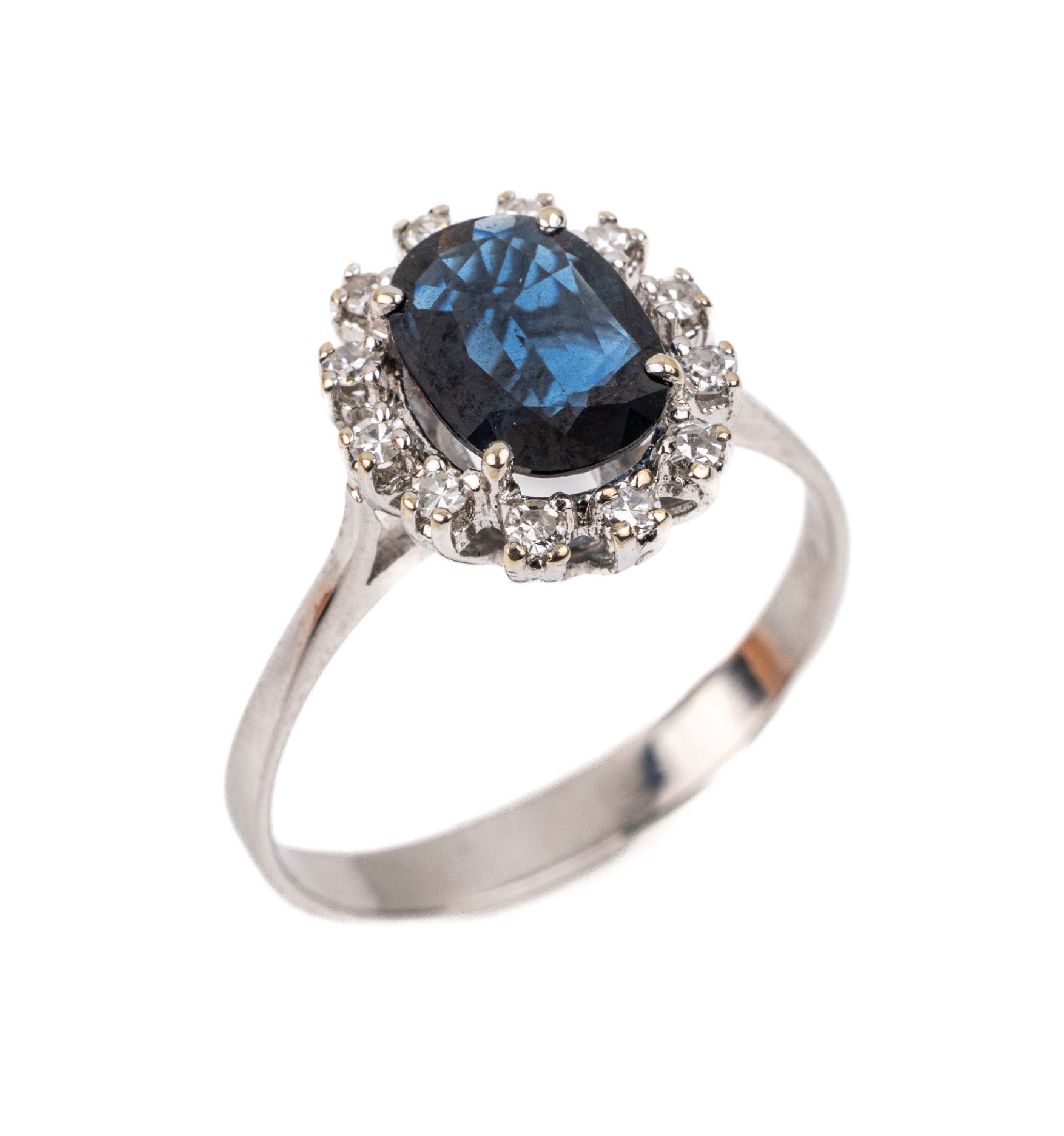 14 kt Gold Saphir-Diamant-Ring, WG 585/000,mittig ovalfacett. Saphir ca. 0.30 ct, umgebenvon 12 8/8-Diamanten zus. ca. 0.10 ct Weiß/p, RW 57.5, ca. ...