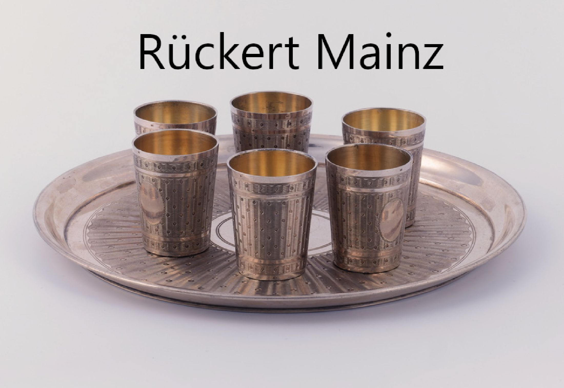 6 Schnapsbecher auf Tablett, deutsch um 1920/ 30, 800er Silber, fein grav. und punziert, Rillendekor, innen verg., H. ca. 4 cm, TablettD. ca. 19.5 ...