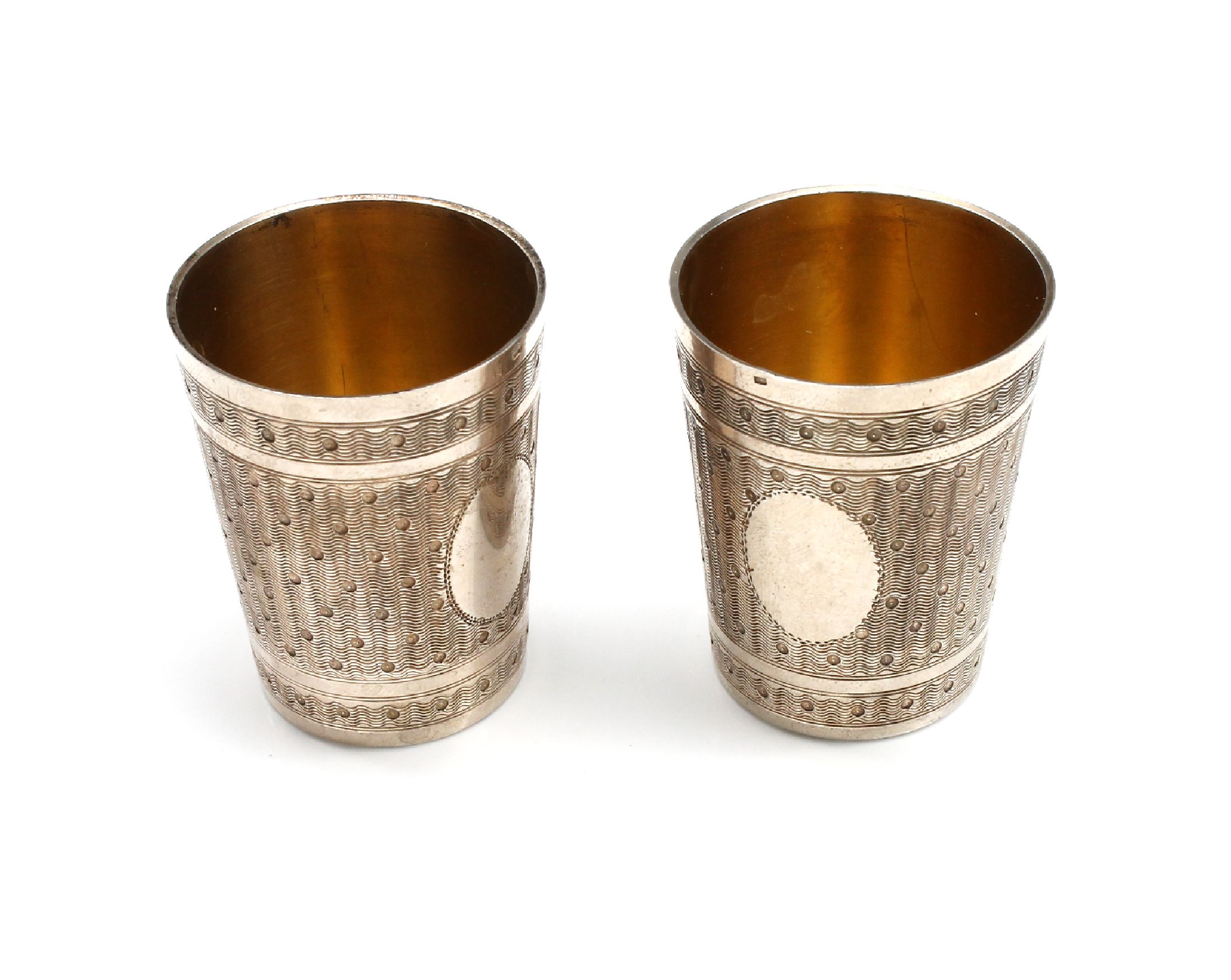 Detail a: 6 Schnapsbecher auf Tablett, deutsch um 1920/ 30, 800er Silber, fein grav. und punziert, Rillendekor, innen verg., H. ca. 4 cm, TablettD. ca. 19.5 ...
