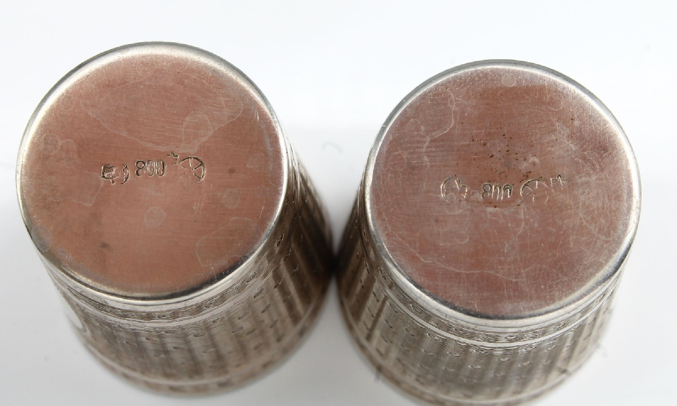 Detail b: 6 Schnapsbecher auf Tablett, deutsch um 1920/ 30, 800er Silber, fein grav. und punziert, Rillendekor, innen verg., H. ca. 4 cm, TablettD. ca. 19.5 ...