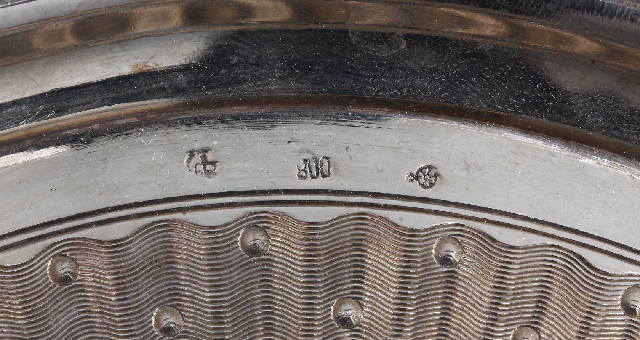Detail d: 6 Schnapsbecher auf Tablett, deutsch um 1920/ 30, 800er Silber, fein grav. und punziert, Rillendekor, innen verg., H. ca. 4 cm, TablettD. ca. 19.5 ...