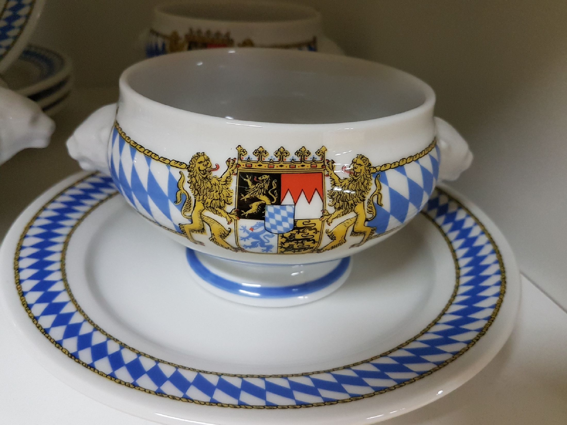 Detail a: Weißwurst-Service für 6 Personen, Seltmann Weiden, 1950er Jahre, Porzellan, mit Wappen und weiß-blauer Banderole, Terrine, 6 Töpfchen, 6 Teller