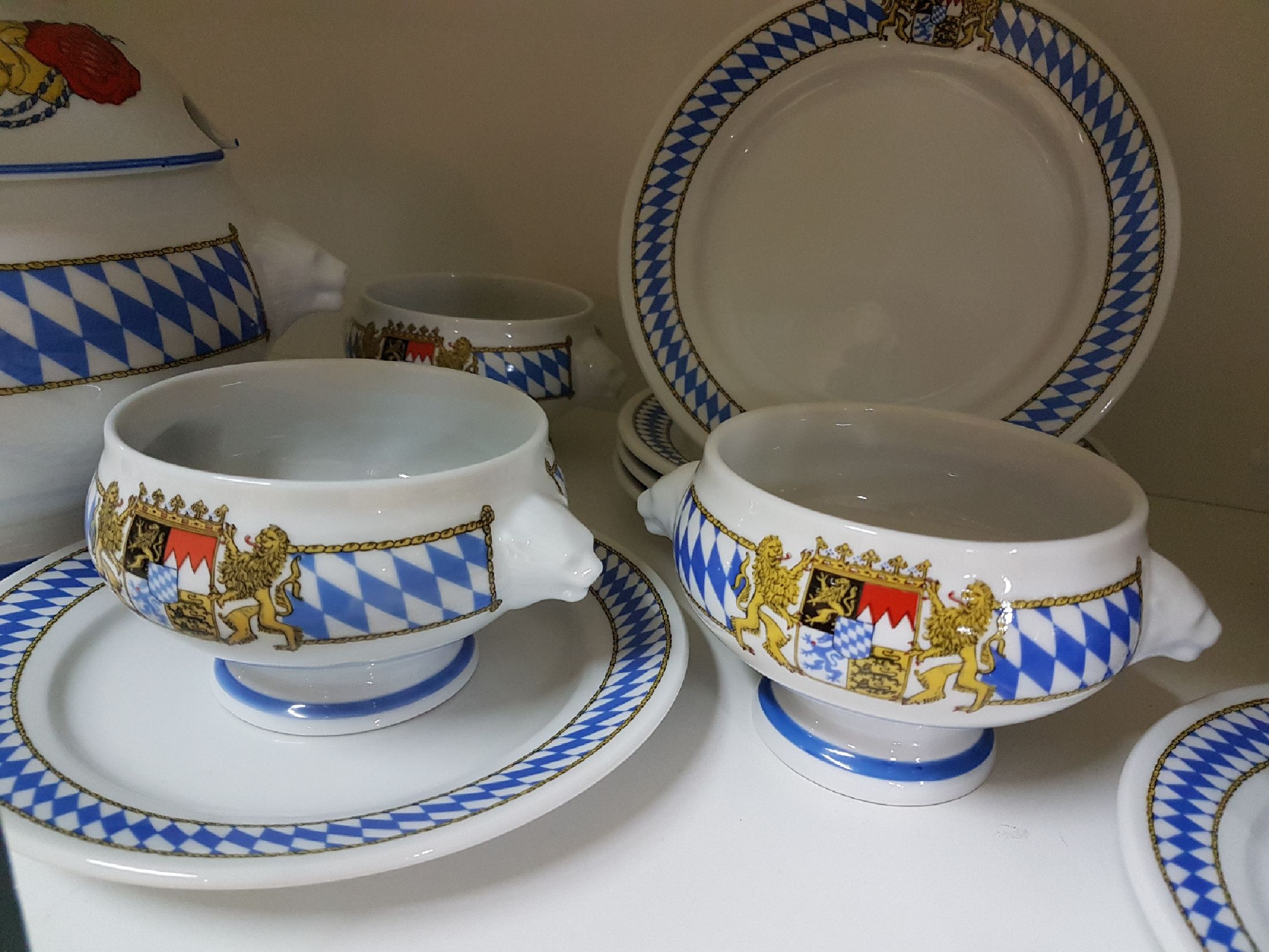 Detail b: Weißwurst-Service für 6 Personen, Seltmann Weiden, 1950er Jahre, Porzellan, mit Wappen und weiß-blauer Banderole, Terrine, 6 Töpfchen, 6 Teller