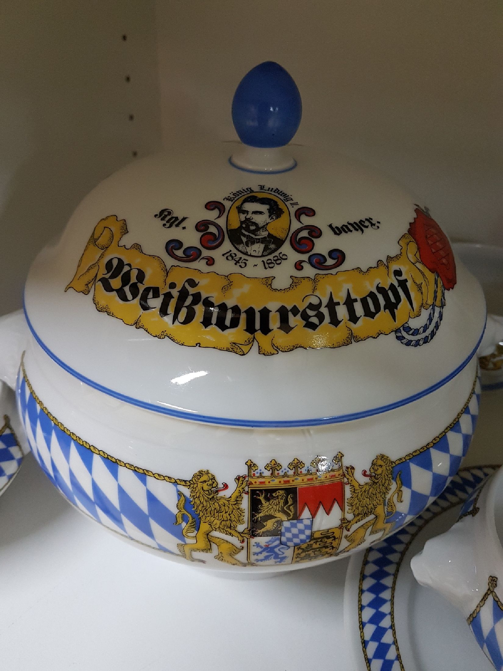 Detail c: Weißwurst-Service für 6 Personen, Seltmann Weiden, 1950er Jahre, Porzellan, mit Wappen und weiß-blauer Banderole, Terrine, 6 Töpfchen, 6 Teller