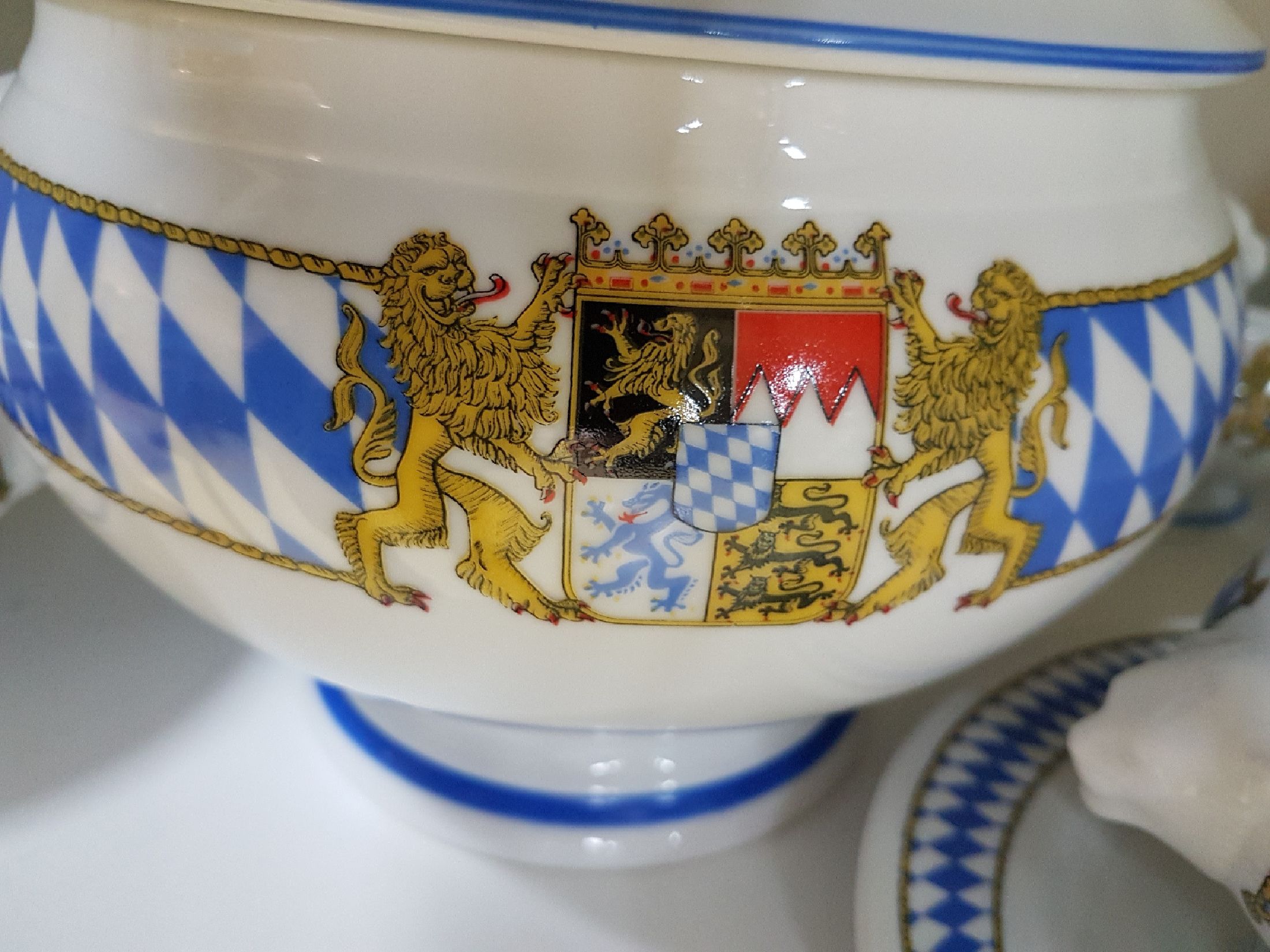 Detail d: Weißwurst-Service für 6 Personen, Seltmann Weiden, 1950er Jahre, Porzellan, mit Wappen und weiß-blauer Banderole, Terrine, 6 Töpfchen, 6 Teller