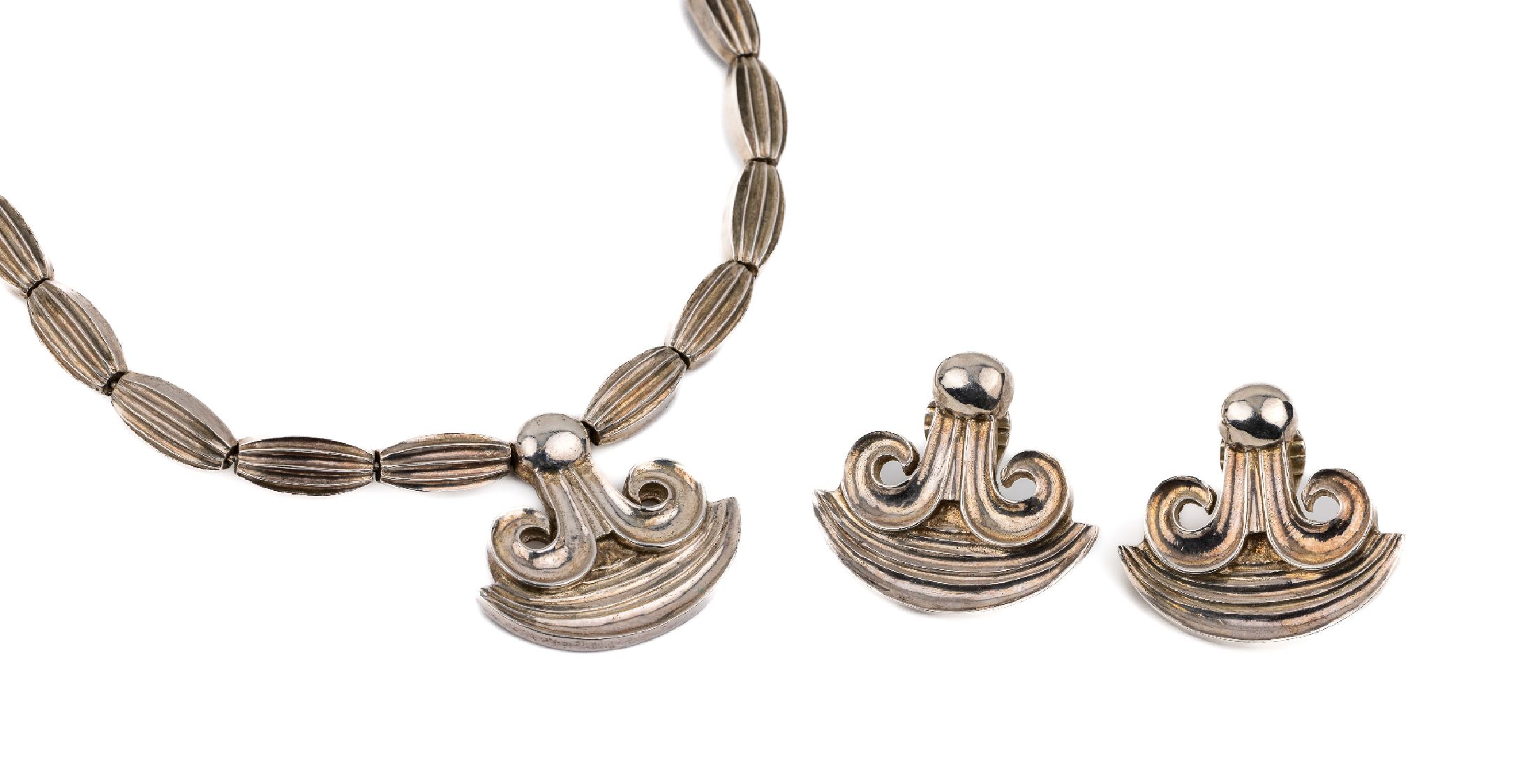 ZOLOTAS Schmuckset, Griechenland um 1960 , 950er Silber, best. aus: Collier und Paar Ohrclips, abstr. Formgebung, Collier gerillt, L. ca. 40.5 cm, ...
