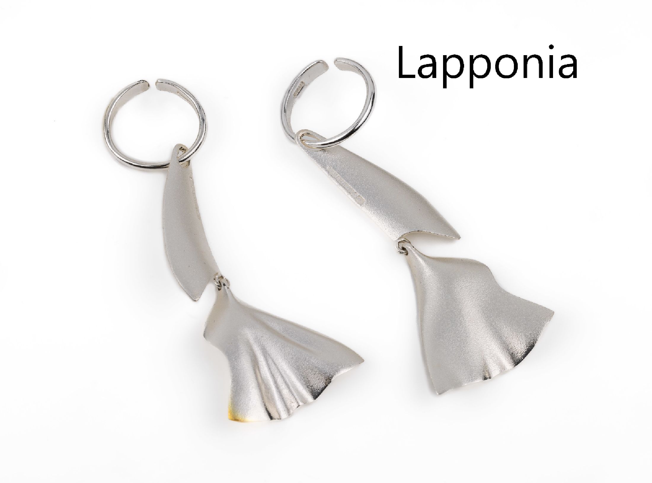 Paar LAPPONIA Ohreinhänger, Finnland 1995, 925er Silber, teil satiniert und poliert, Abhängung bewegl., L. ca. 8 cm, sign., Design Zoltan Popovits