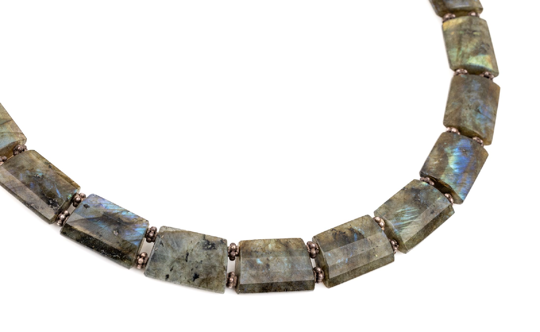 Labradorit-Collier, facett. Labradoritglieder, Zwischenglieder Silber, L. ca. 47 cm, 2 Federringschließen