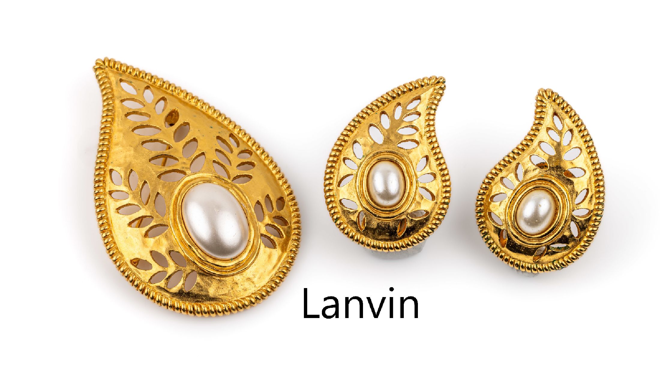 LANVIN Modeschmuckset, um 1970 Metall verg.best. aus: Brosche und Paar Ohrclips, Durchbrucharbeit, Kunstperlenbesatz, sign.