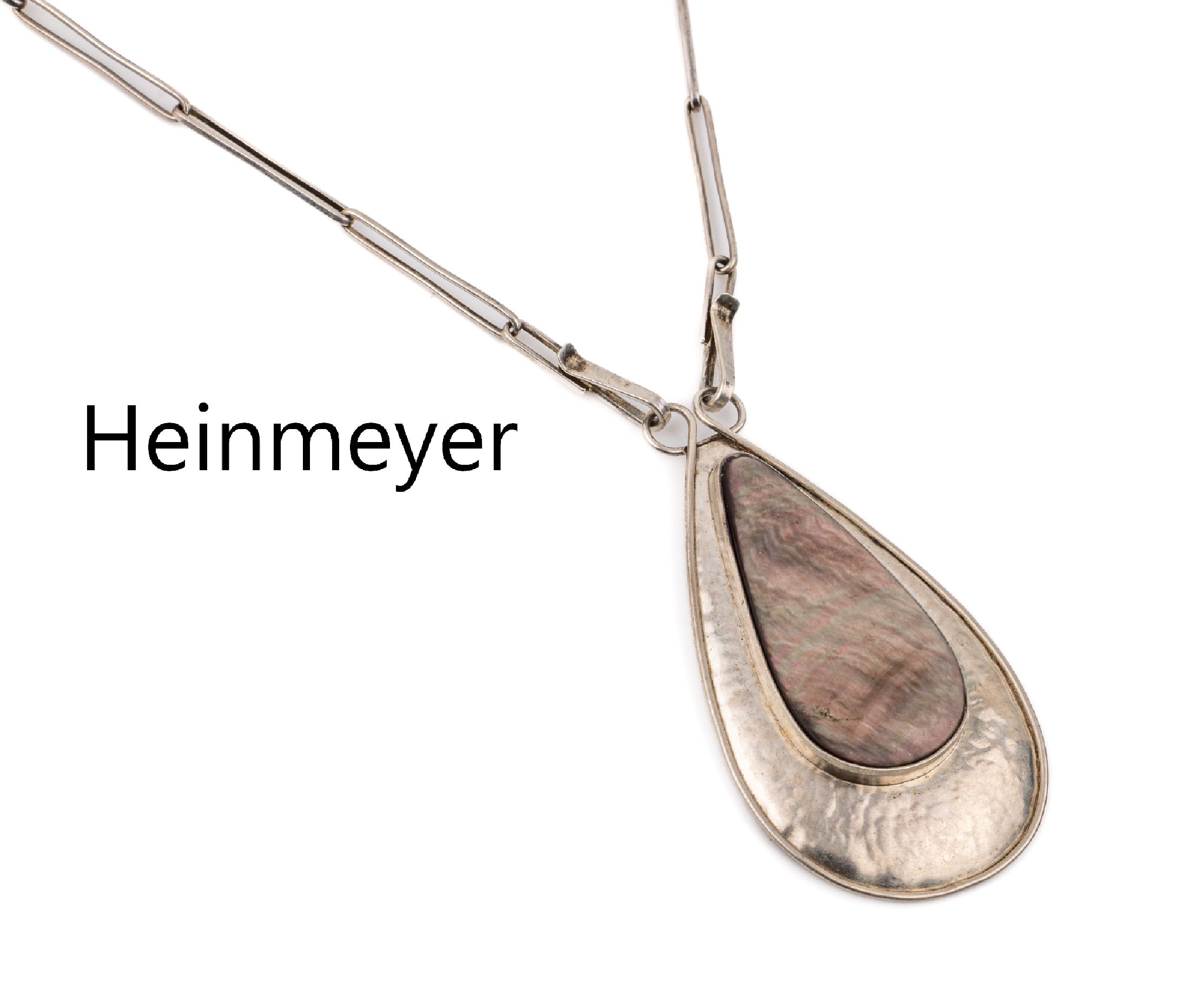 Perlmutt-Anhänger, Pforzheim um 1930, 800erSilber, Hammerschlagdekor, an Stäbchenkette, L. ca. 56 cm, Hakenschließe, Meistermarke Heinmeyer