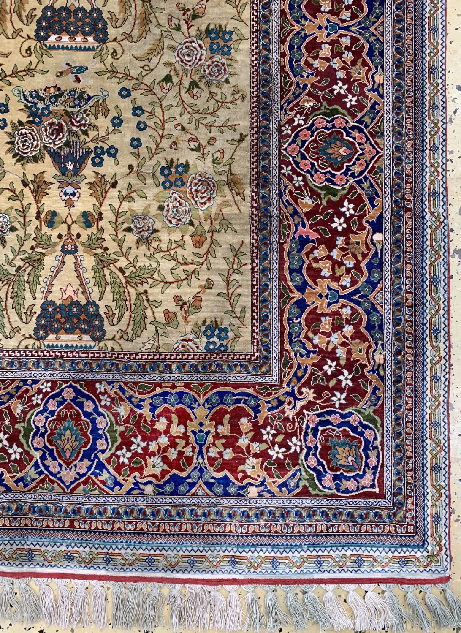 Detail a: Hereke Seide fein, sign., Türkei, ca. 30 Jahre, reine Naturseide, ca. 153 x 110 cm, ca. 1.Mio kn/qm, EHZ: 2(reinigungsdedürftig). (Inschrift: Wenn ...