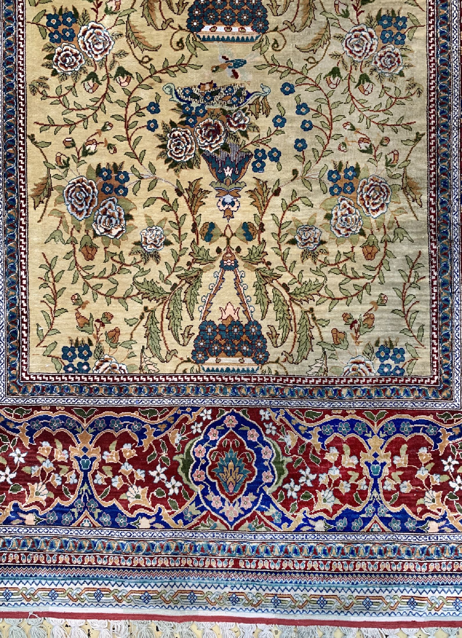 Detail b: Hereke Seide fein, sign., Türkei, ca. 30 Jahre, reine Naturseide, ca. 153 x 110 cm, ca. 1.Mio kn/qm, EHZ: 2(reinigungsdedürftig). (Inschrift: Wenn ...
