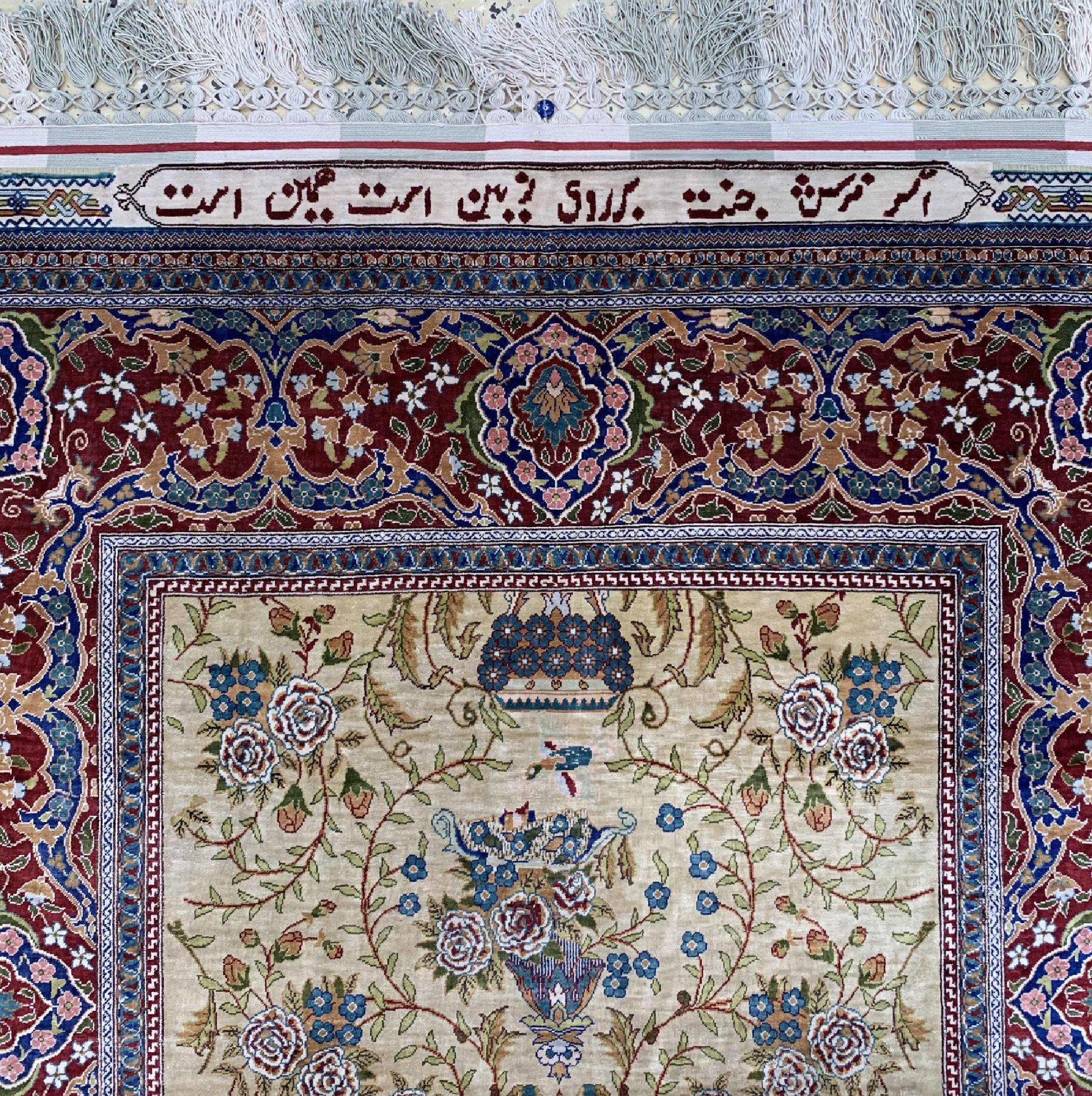 Detail d: Hereke Seide fein, sign., Türkei, ca. 30 Jahre, reine Naturseide, ca. 153 x 110 cm, ca. 1.Mio kn/qm, EHZ: 2(reinigungsdedürftig). (Inschrift: Wenn ...