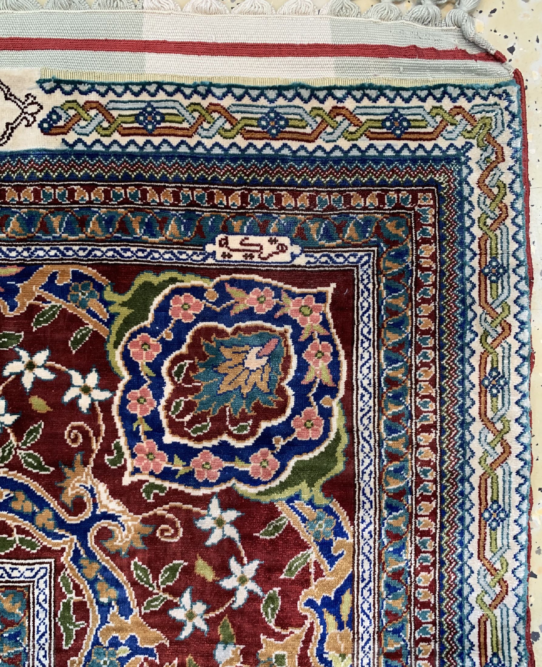 Detail e: Hereke Seide fein, sign., Türkei, ca. 30 Jahre, reine Naturseide, ca. 153 x 110 cm, ca. 1.Mio kn/qm, EHZ: 2(reinigungsdedürftig). (Inschrift: Wenn ...