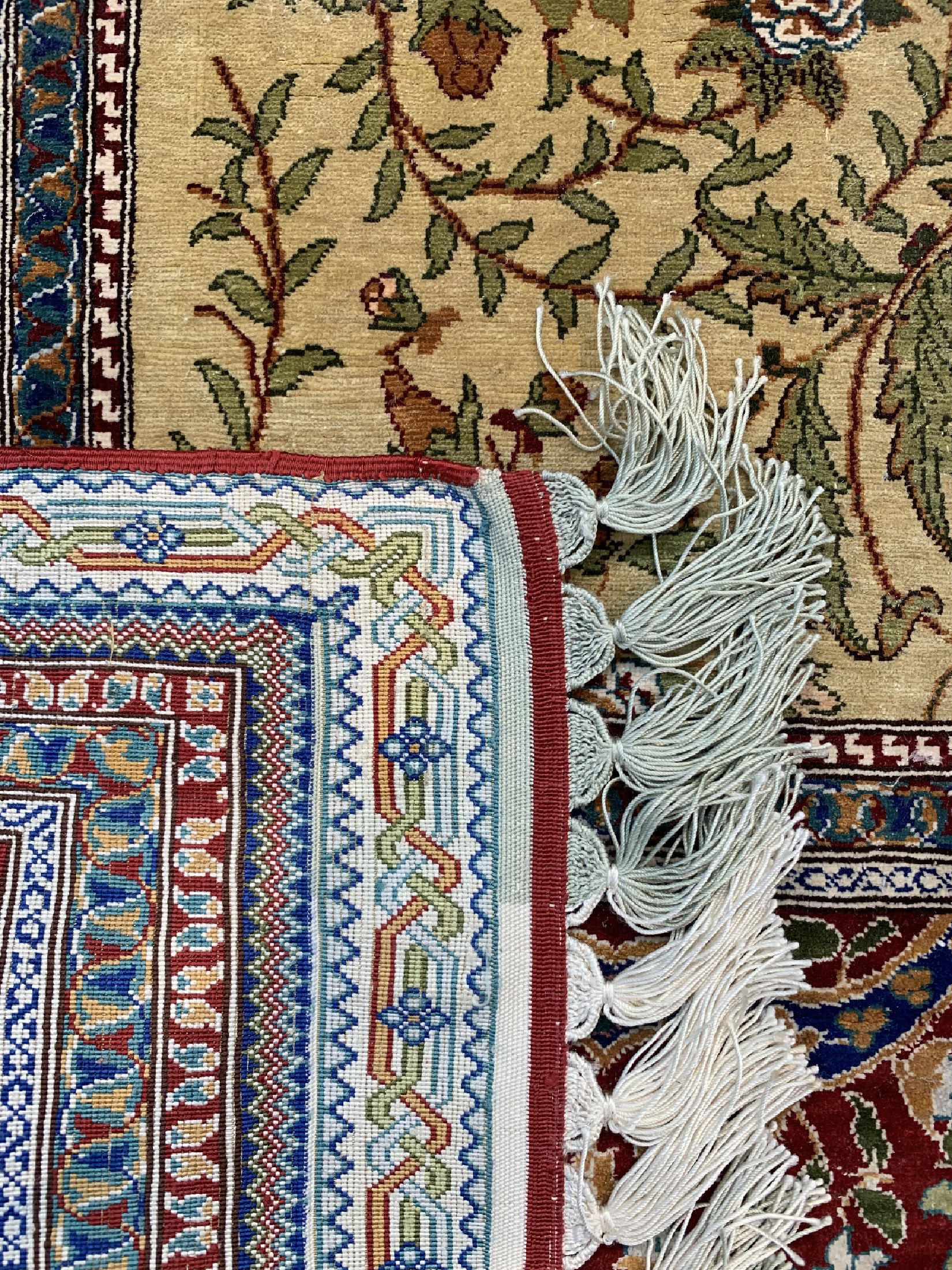 Detail g: Hereke Seide fein, sign., Türkei, ca. 30 Jahre, reine Naturseide, ca. 153 x 110 cm, ca. 1.Mio kn/qm, EHZ: 2(reinigungsdedürftig). (Inschrift: Wenn ...