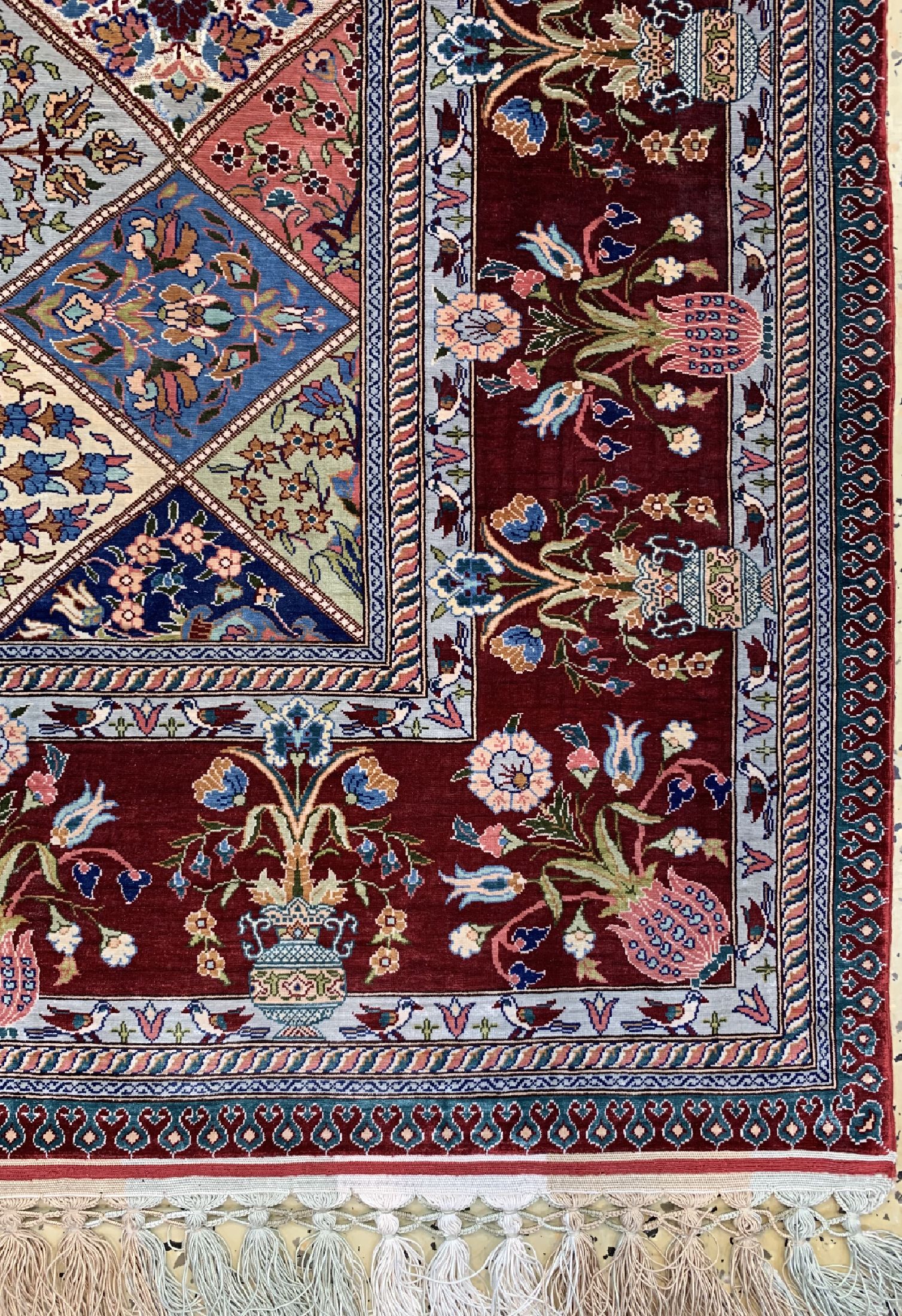 Detail a: Hereke Seide fein, sign., Türkei, ca. 30 Jahre, reine Naturseide, Metallbroschiert, ca.151 x 106 cm, ca.1.Mio kn/qm, EHZ: 1-2 (Inschrift: Wenn ein ...