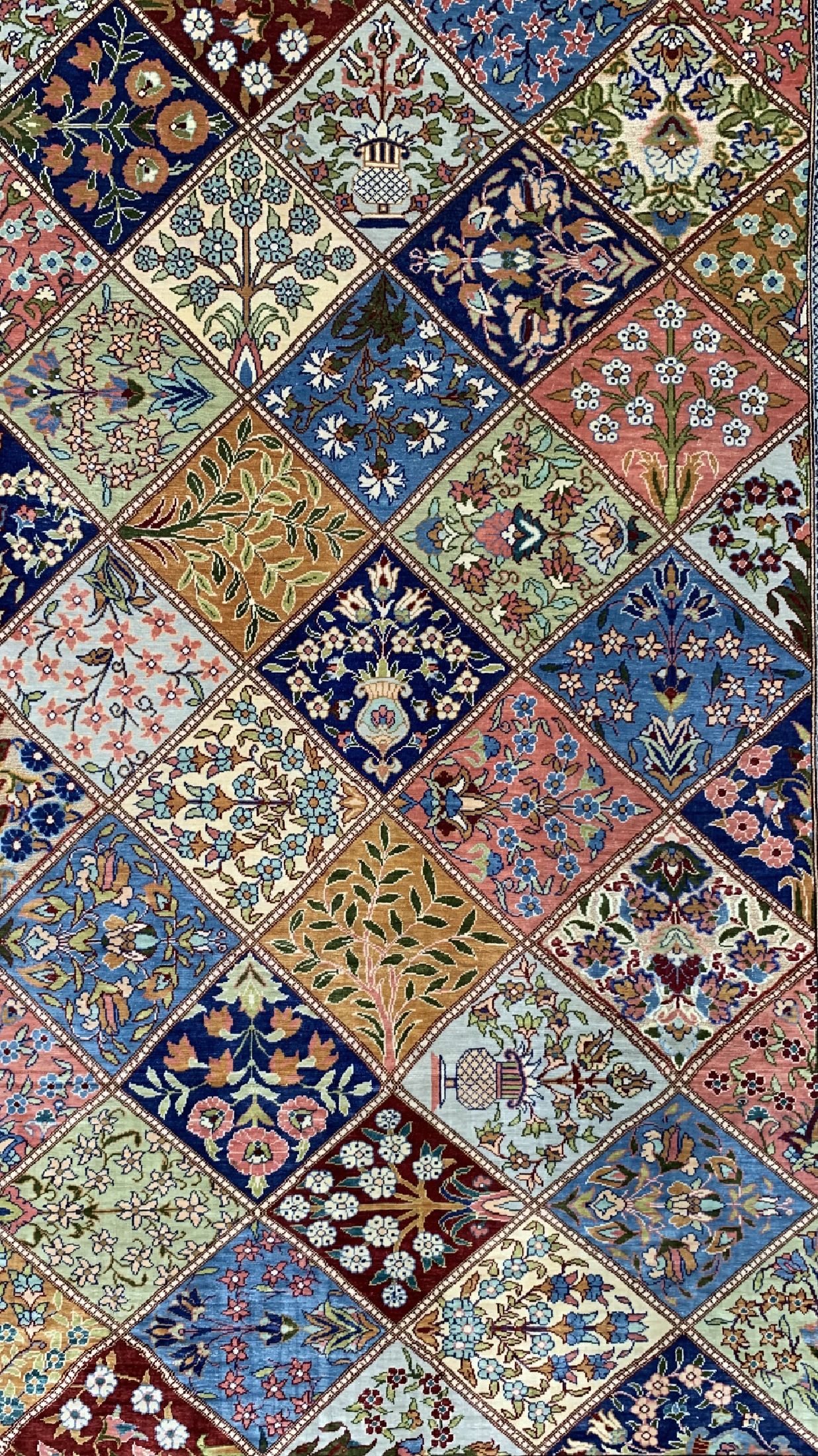 Detail b: Hereke Seide fein, sign., Türkei, ca. 30 Jahre, reine Naturseide, Metallbroschiert, ca.151 x 106 cm, ca.1.Mio kn/qm, EHZ: 1-2 (Inschrift: Wenn ein ...