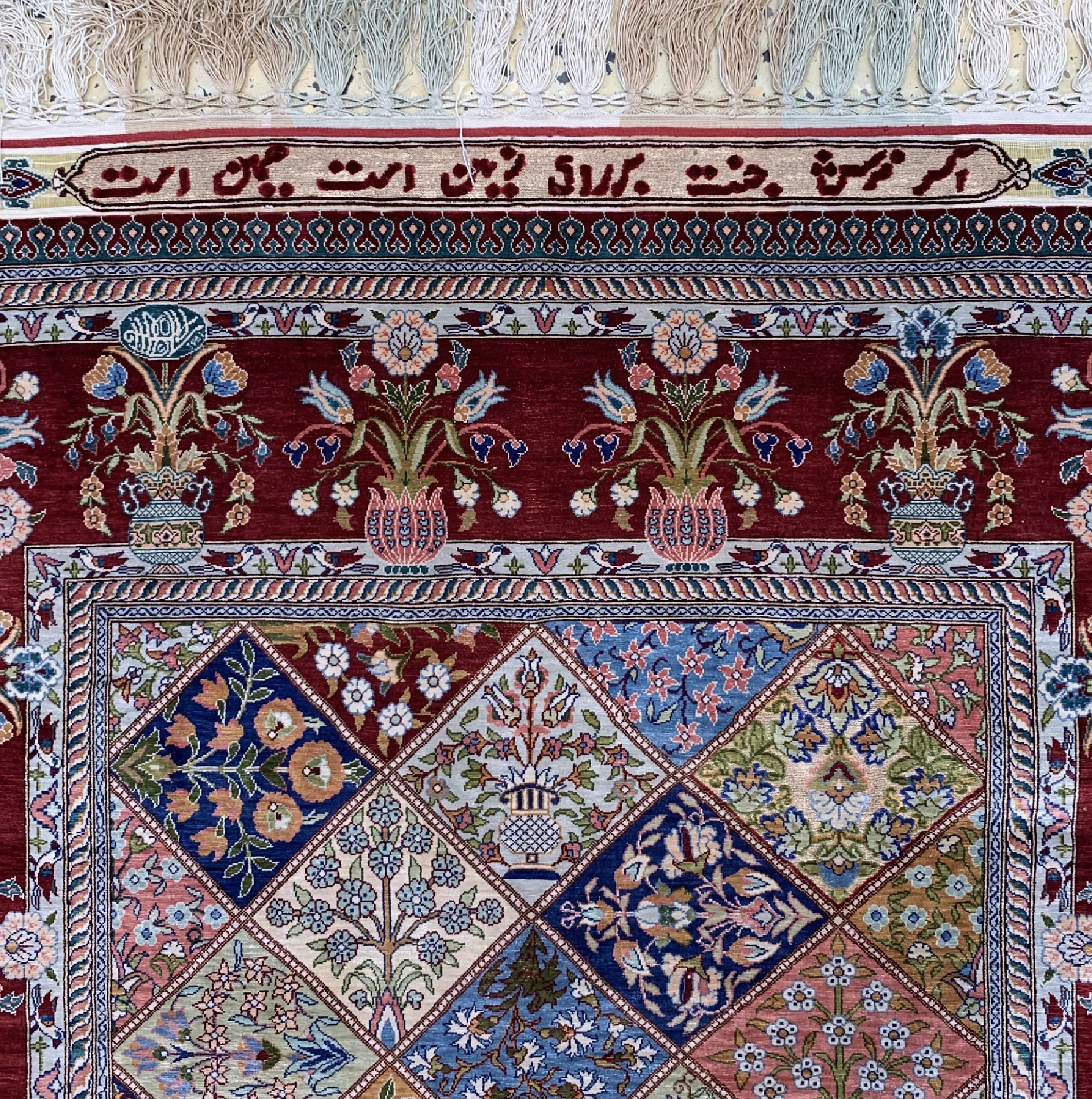 Detail c: Hereke Seide fein, sign., Türkei, ca. 30 Jahre, reine Naturseide, Metallbroschiert, ca.151 x 106 cm, ca.1.Mio kn/qm, EHZ: 1-2 (Inschrift: Wenn ein ...