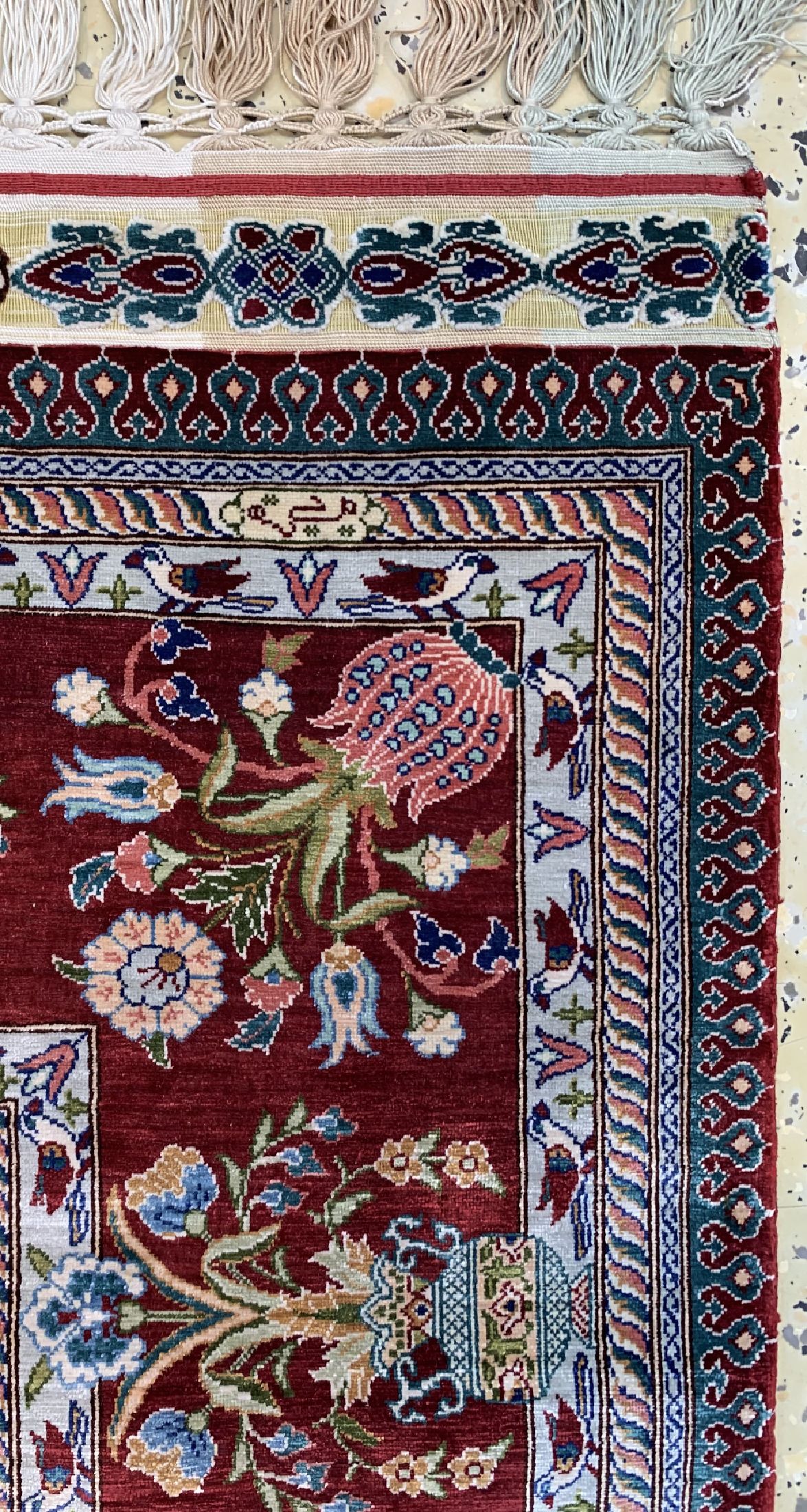 Detail d: Hereke Seide fein, sign., Türkei, ca. 30 Jahre, reine Naturseide, Metallbroschiert, ca.151 x 106 cm, ca.1.Mio kn/qm, EHZ: 1-2 (Inschrift: Wenn ein ...