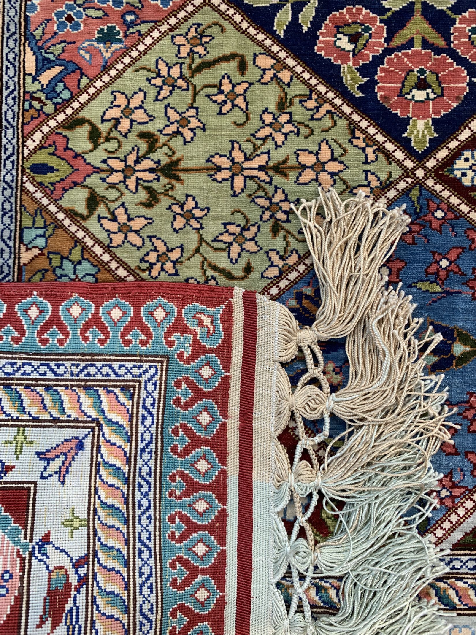Detail f: Hereke Seide fein, sign., Türkei, ca. 30 Jahre, reine Naturseide, Metallbroschiert, ca.151 x 106 cm, ca.1.Mio kn/qm, EHZ: 1-2 (Inschrift: Wenn ein ...