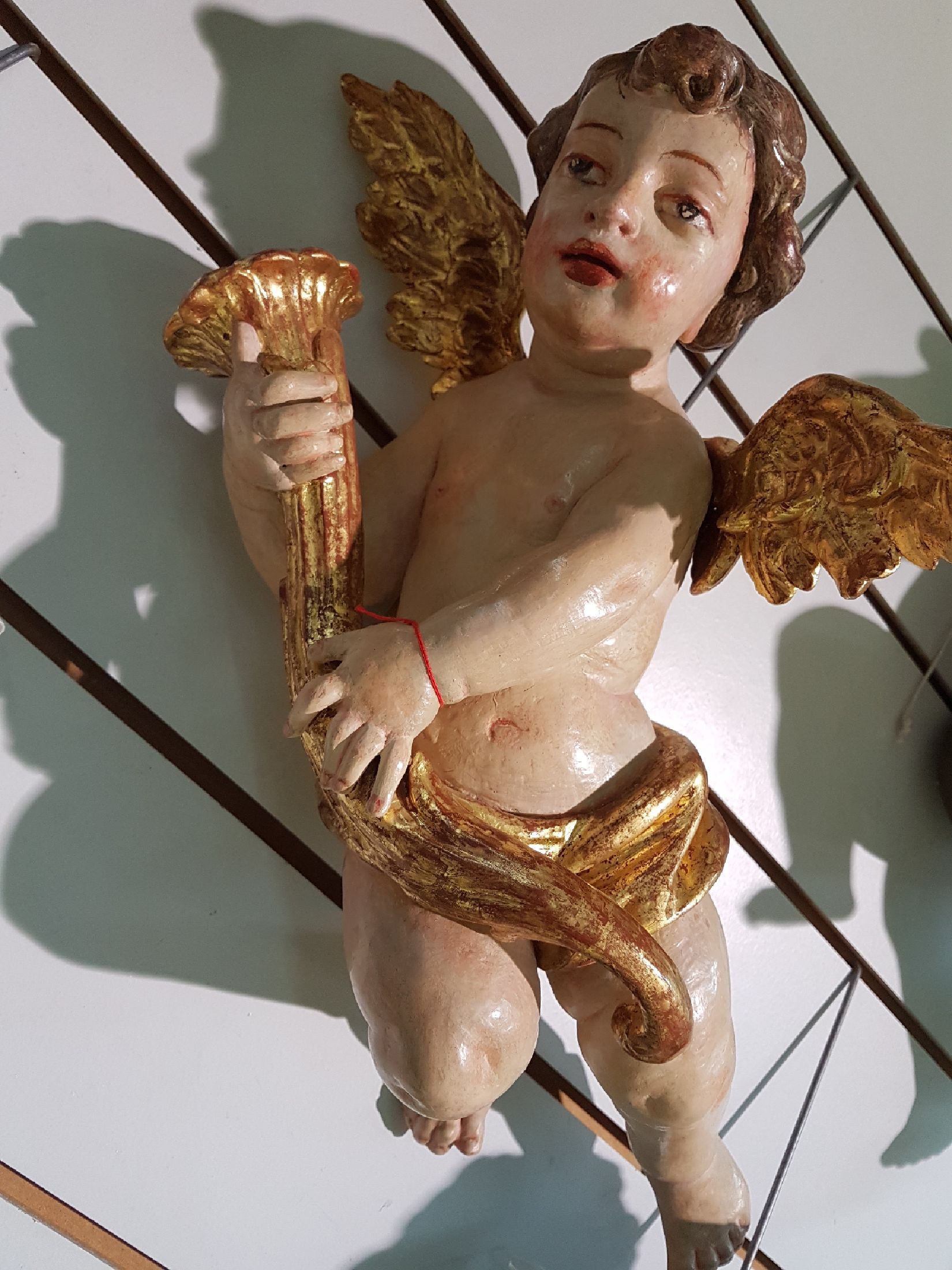 Detail a: Engel, Barock, 18. Jh., Holz, Fassung ergänzt, geschnitzt, ca. 43 x 32 cm,