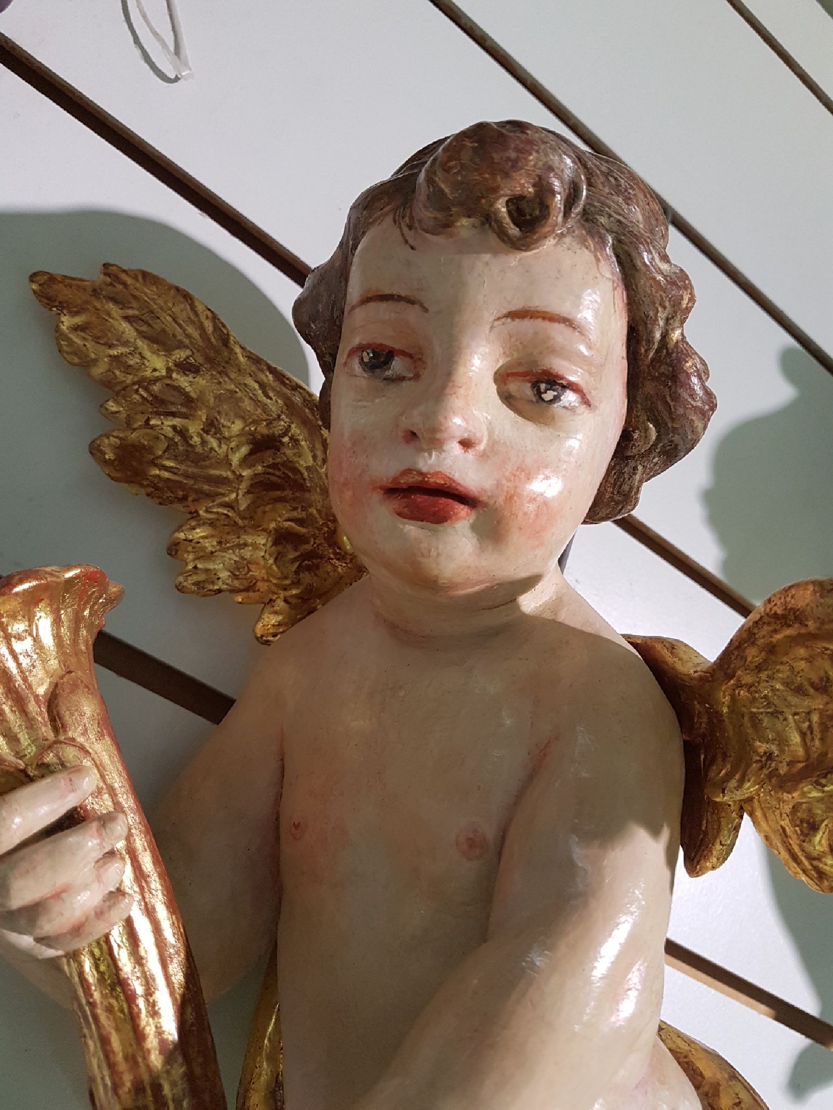 Detail b: Engel, Barock, 18. Jh., Holz, Fassung ergänzt, geschnitzt, ca. 43 x 32 cm,
