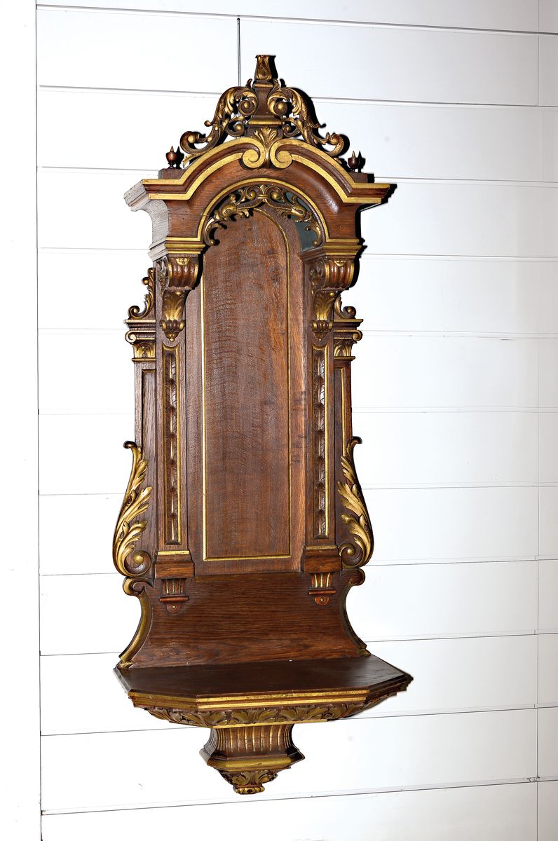Wandschrein/Wandkonsole für Skulpturen, Eiche, z.T. golden gehöht, mit Akanthusblattdekor und Voluten, ca. 142 x 53 x36 cm, Alterssp.