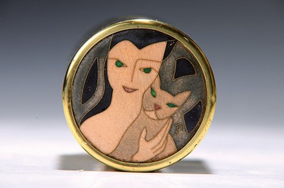 26698399a - Lidded box with matte enamel inlay, Monogram EM, around 1950, girl with cat, both with green "cat's eyes", probably Erich Müller, 1907-1992, designer primarily in the GDR, brass body with chipboard lining, H. approx. 9cm, slight traces of age