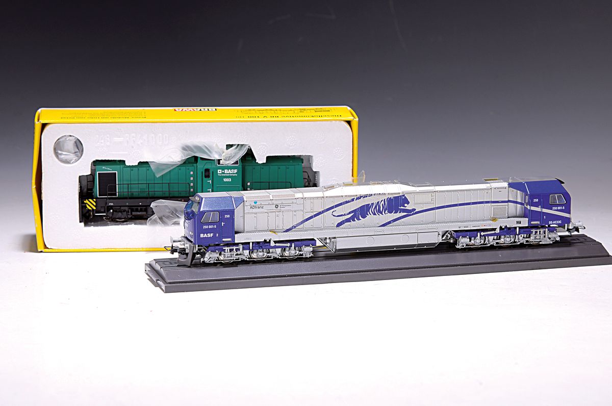 Zwei Sonderzüge BASF: Brawa BRV 100 in grün und Mehano Blue Tiger, Brawa H0 Diesellok "Grüne Minna" BASF 1003 (2007), in OVP; Mehano H0 ...