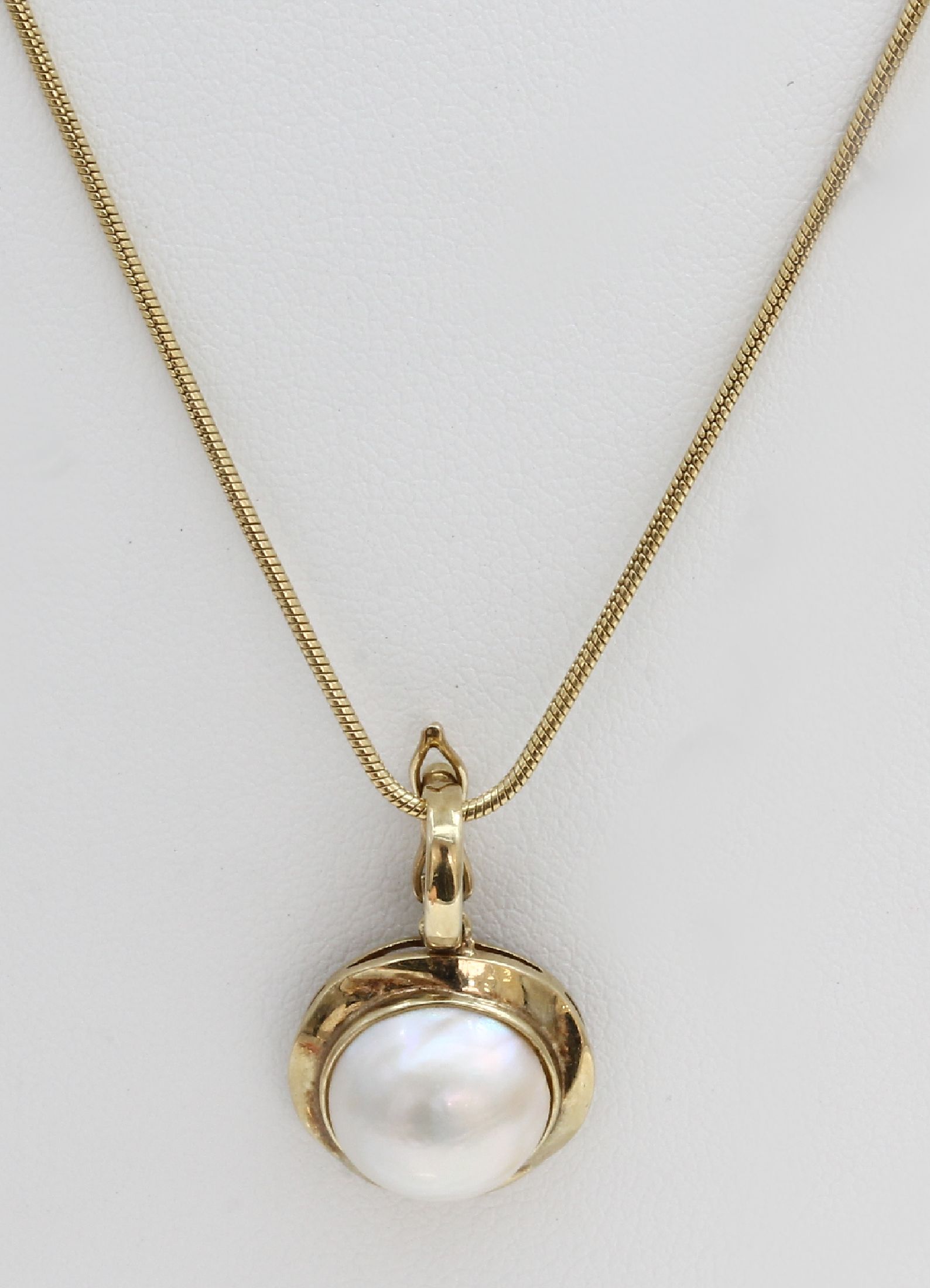14 kt Gold Mabeperl-Clipanhänger, GG 585/000, weiße Mabeperle D. ca. 9.8 mm, an Schlangenkette, L. ca. 42.5 cm, ca. 6.8 g, Karabinerschließe