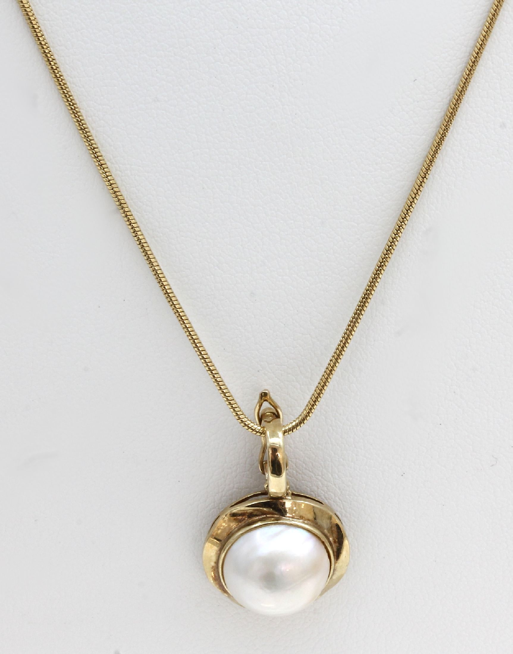 Detail a: 14 kt Gold Mabeperl-Clipanhänger, GG 585/000, weiße Mabeperle D. ca. 9.8 mm, an Schlangenkette, L. ca. 42.5 cm, ca. 6.8 g, Karabinerschließe