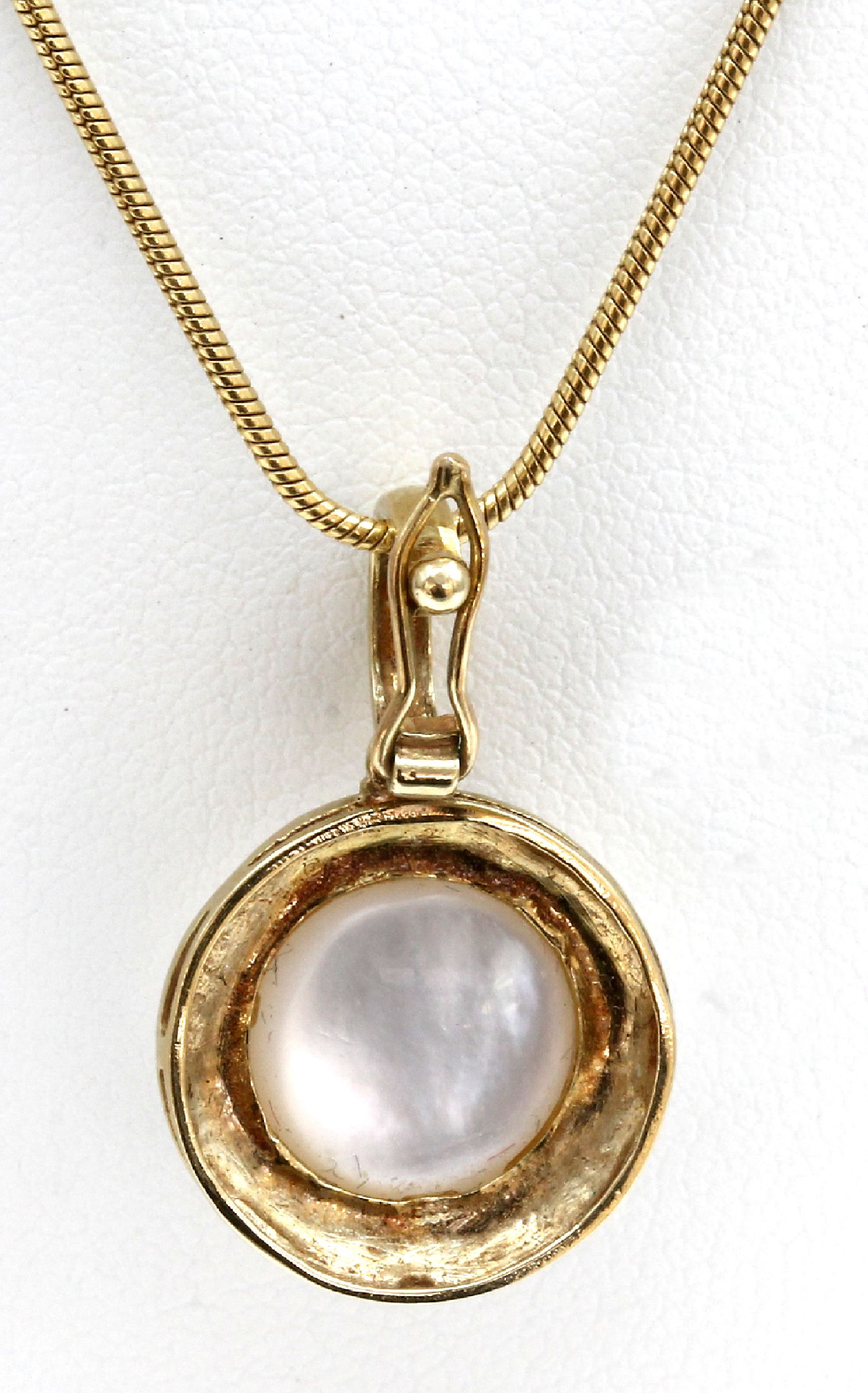 Detail b: 14 kt Gold Mabeperl-Clipanhänger, GG 585/000, weiße Mabeperle D. ca. 9.8 mm, an Schlangenkette, L. ca. 42.5 cm, ca. 6.8 g, Karabinerschließe