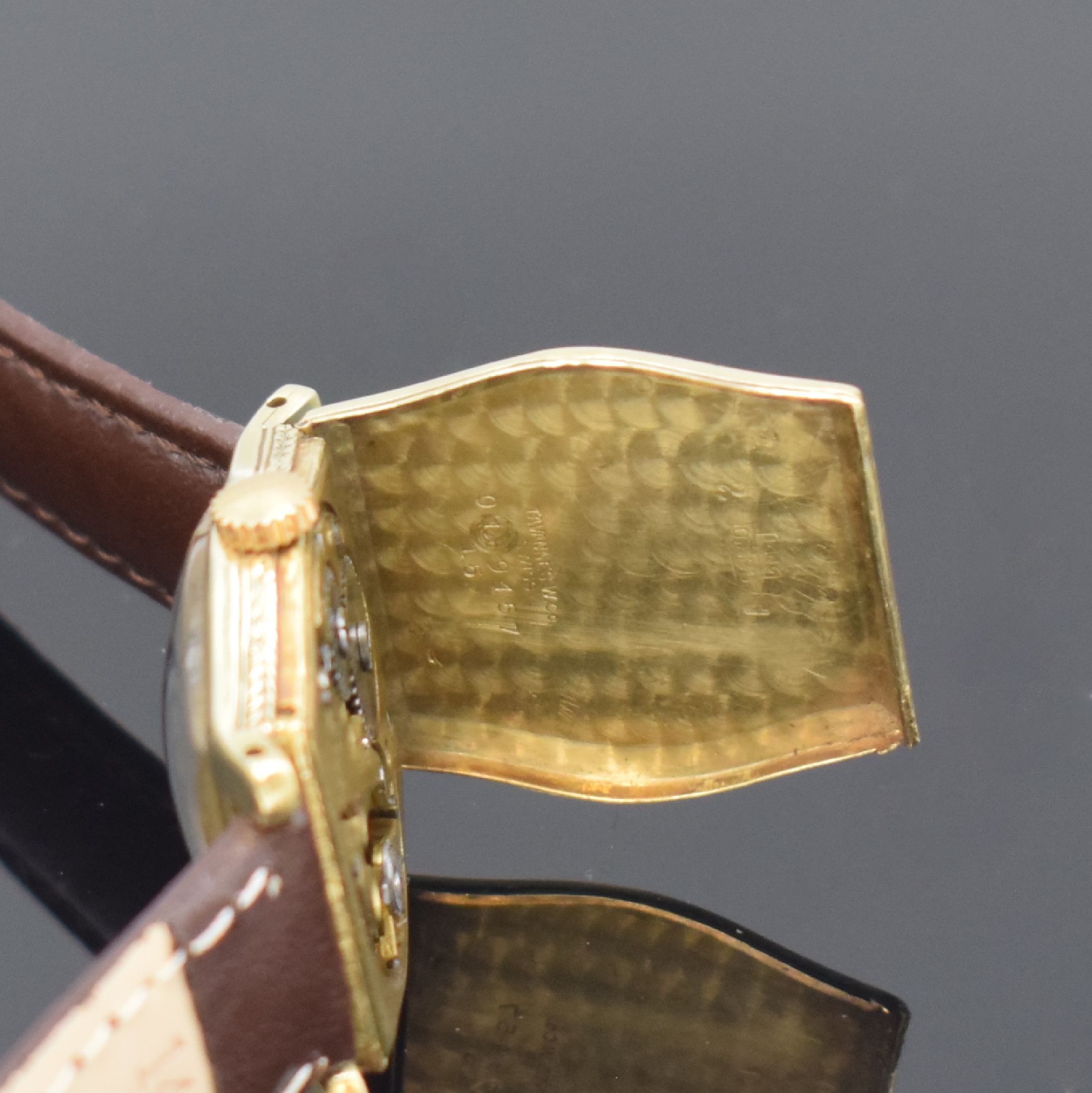 Detail d: TAVANNES Armbanduhr in GG 585/000, Schweiz um 1930, Handaufzug, seitl. grav. Geh. u. Scharnierboden dell., silb. Zifferbl. rest., arab. Zahlen, ...
