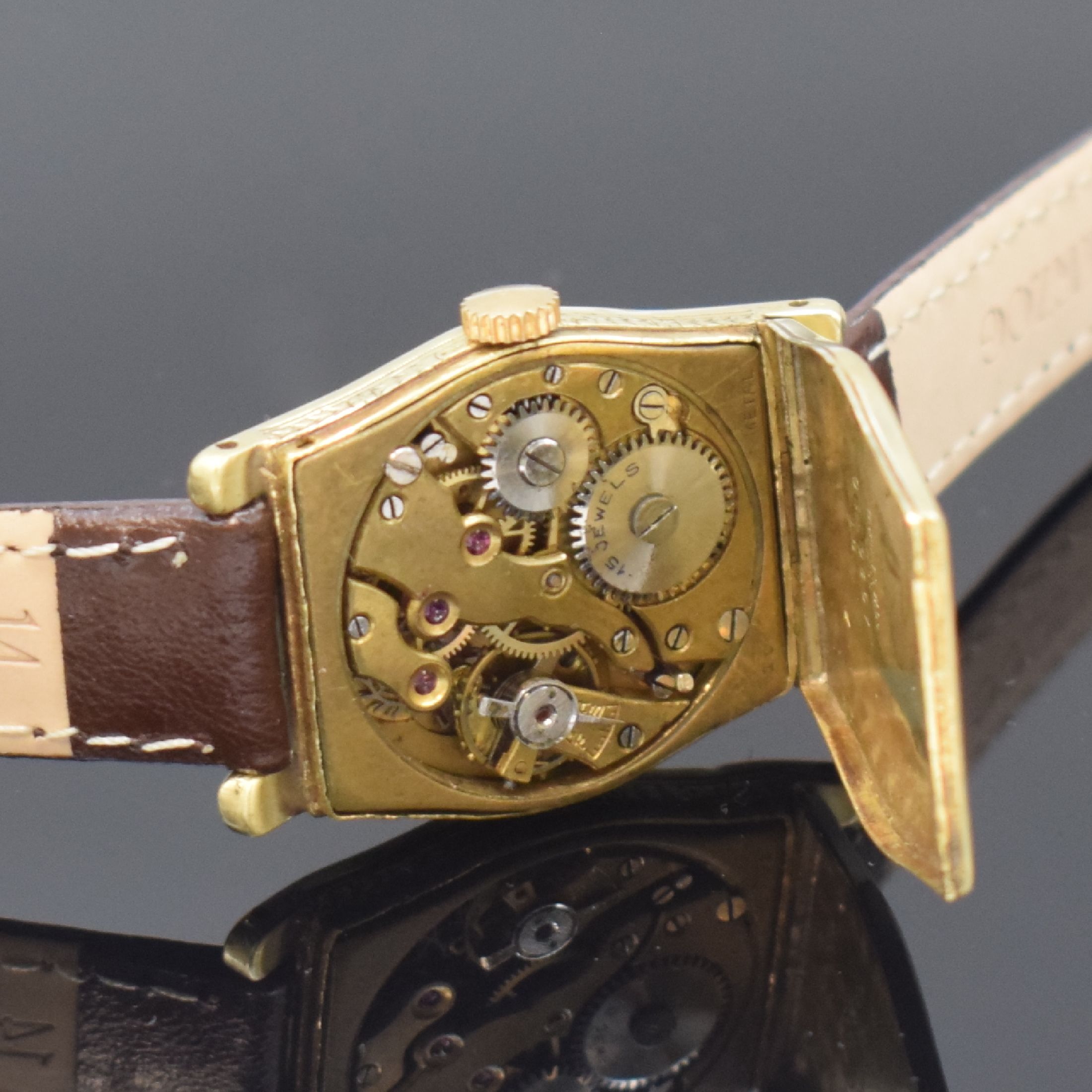 Detail e: TAVANNES Armbanduhr in GG 585/000, Schweiz um 1930, Handaufzug, seitl. grav. Geh. u. Scharnierboden dell., silb. Zifferbl. rest., arab. Zahlen, ...